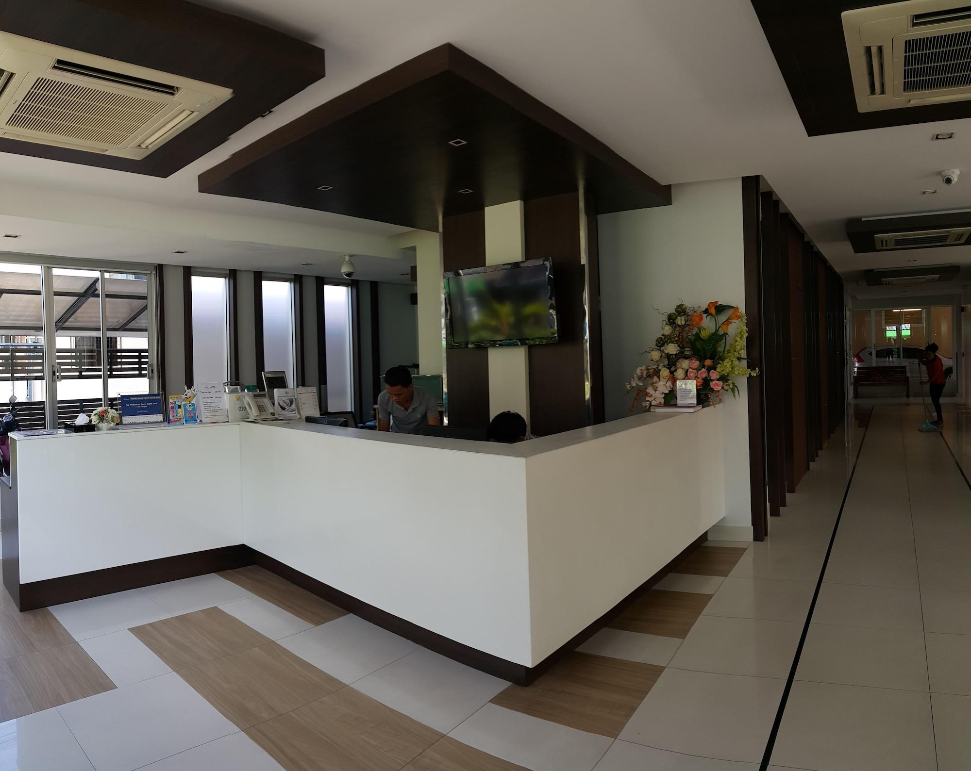 Vista Lobby April Suites