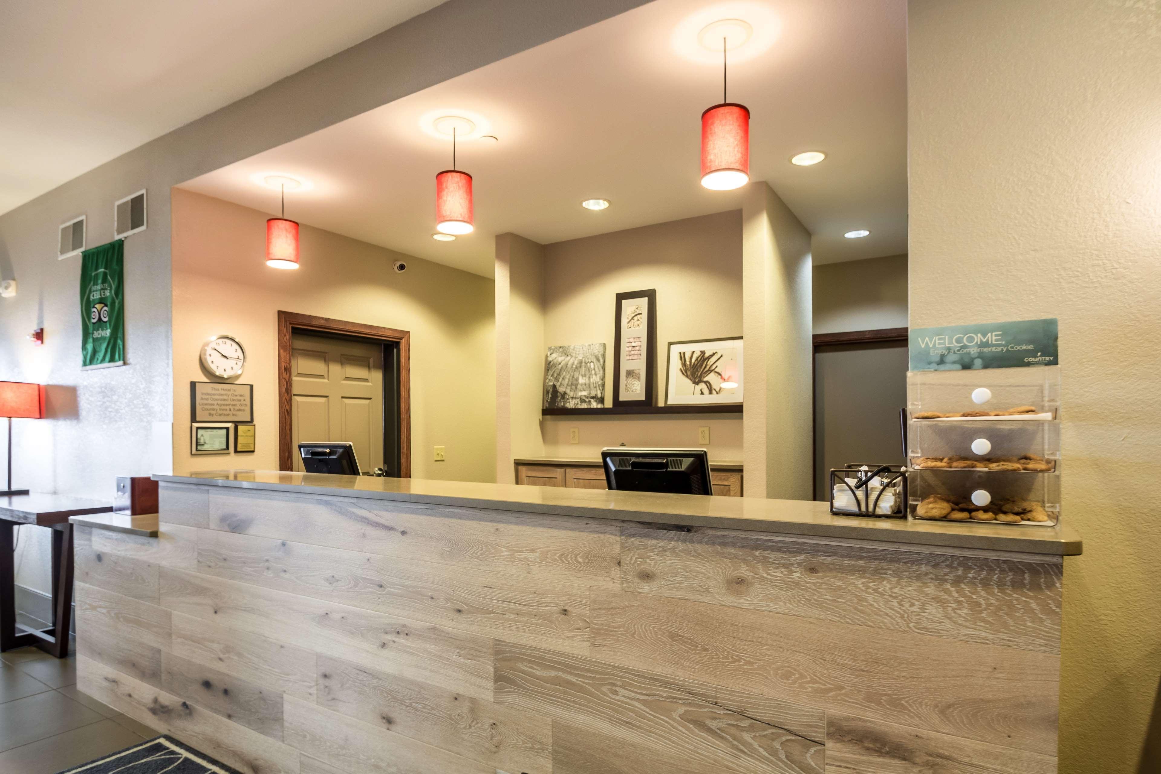 Vista Lobby Country Inn & Suites by Radisson, Fond du Lac, WI