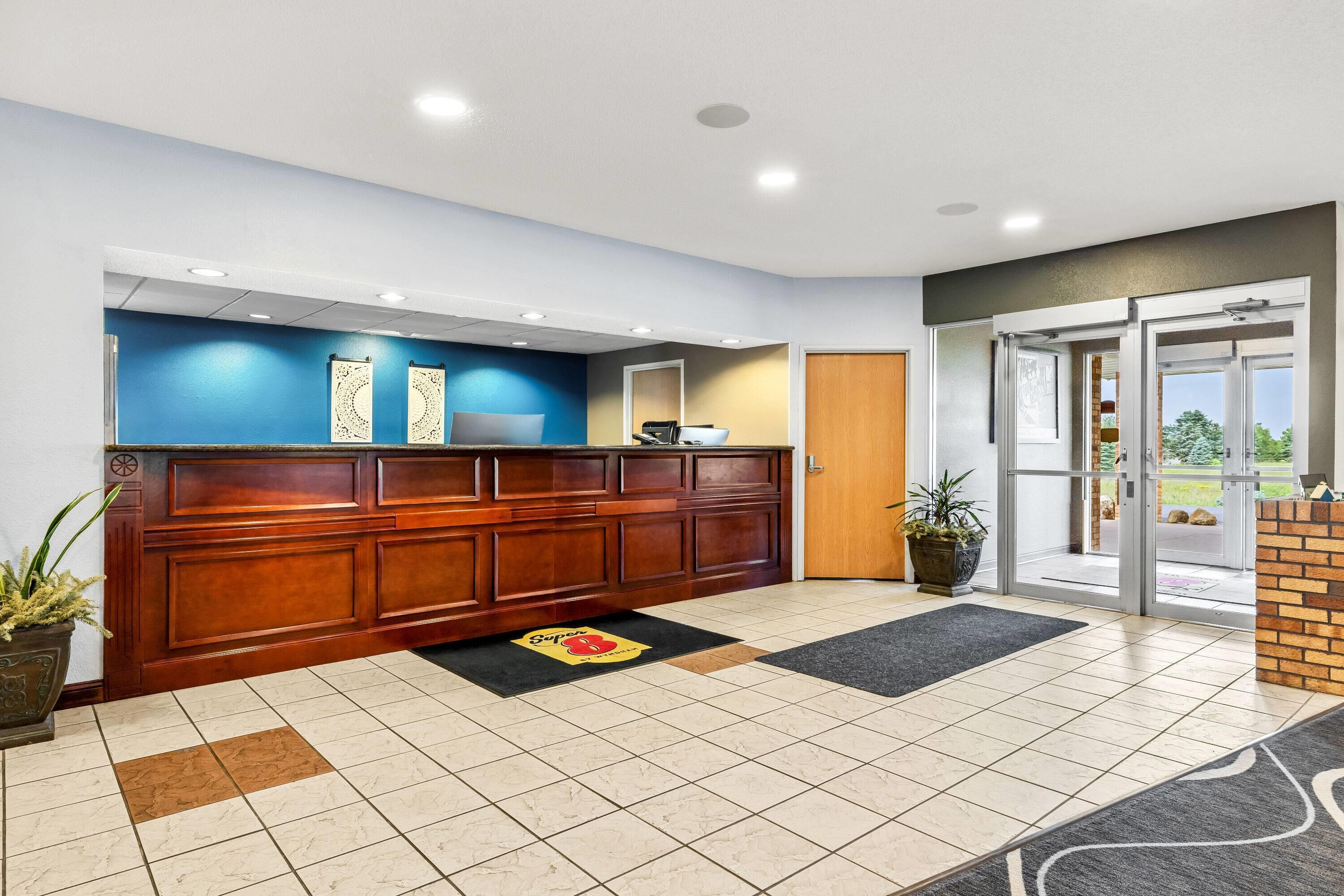 Vista Lobby Super 8 By Wyndham Osseo Wi