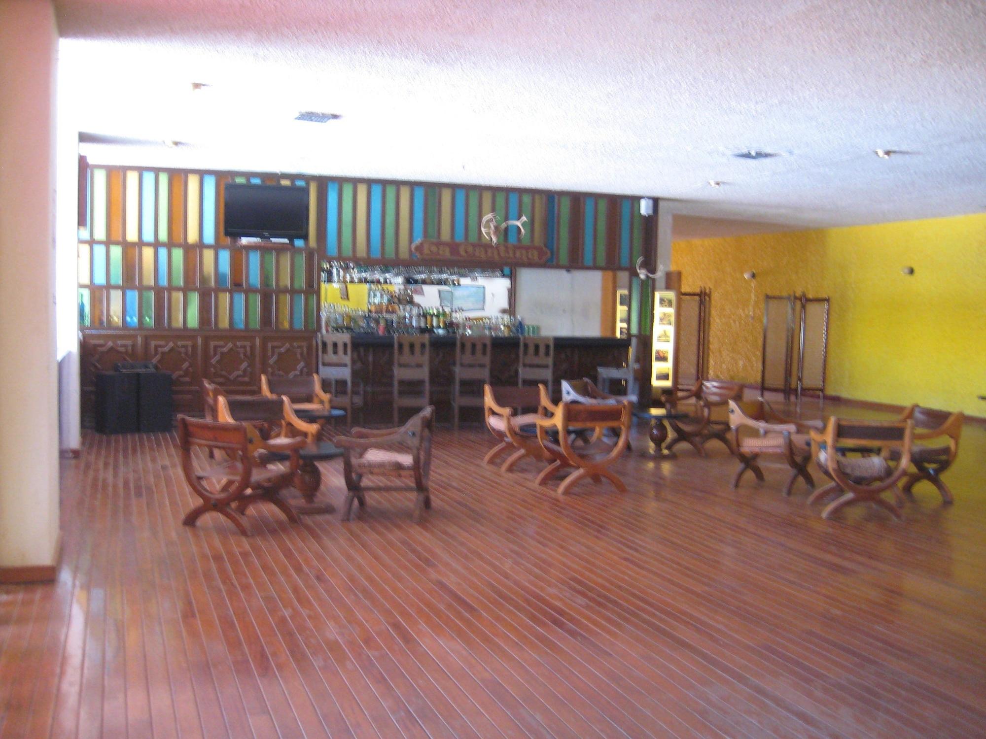 Bar/Salón The Halfwaiy Inn