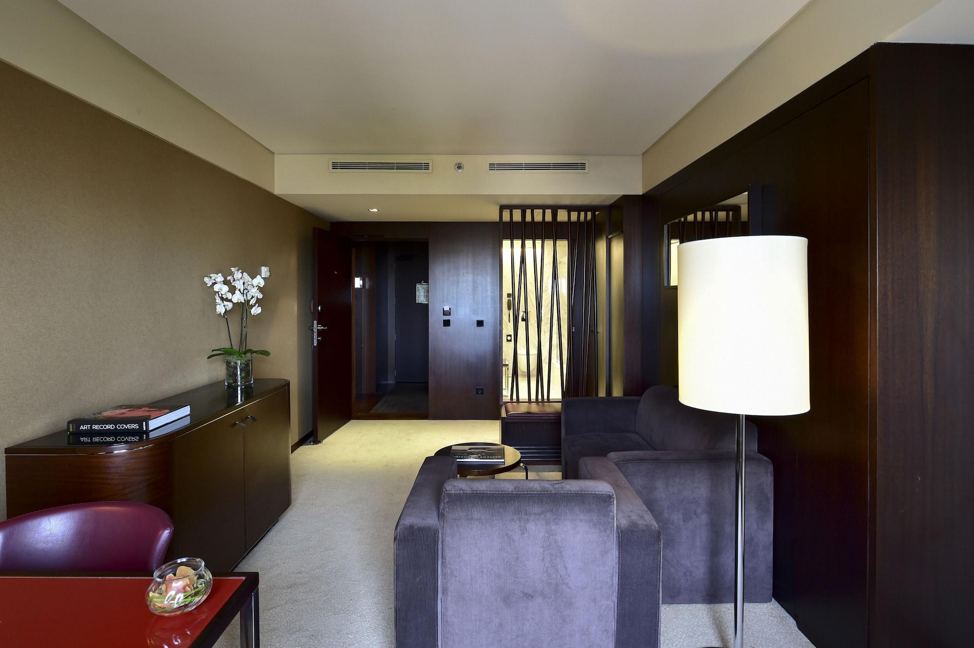 Vista Lobby Porto Palácio Hotel by The Editory