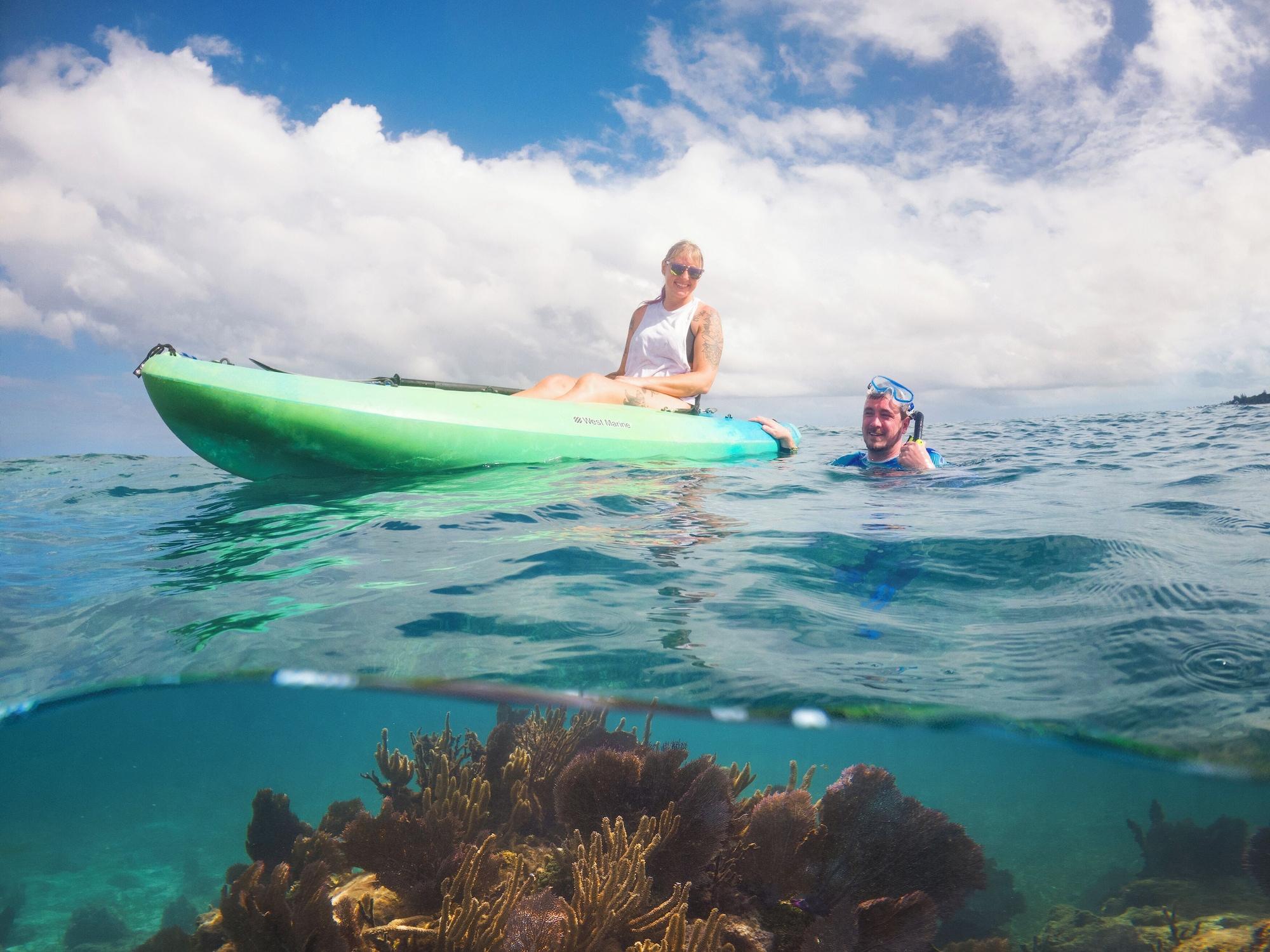 Vista Exterior Puerta Azul