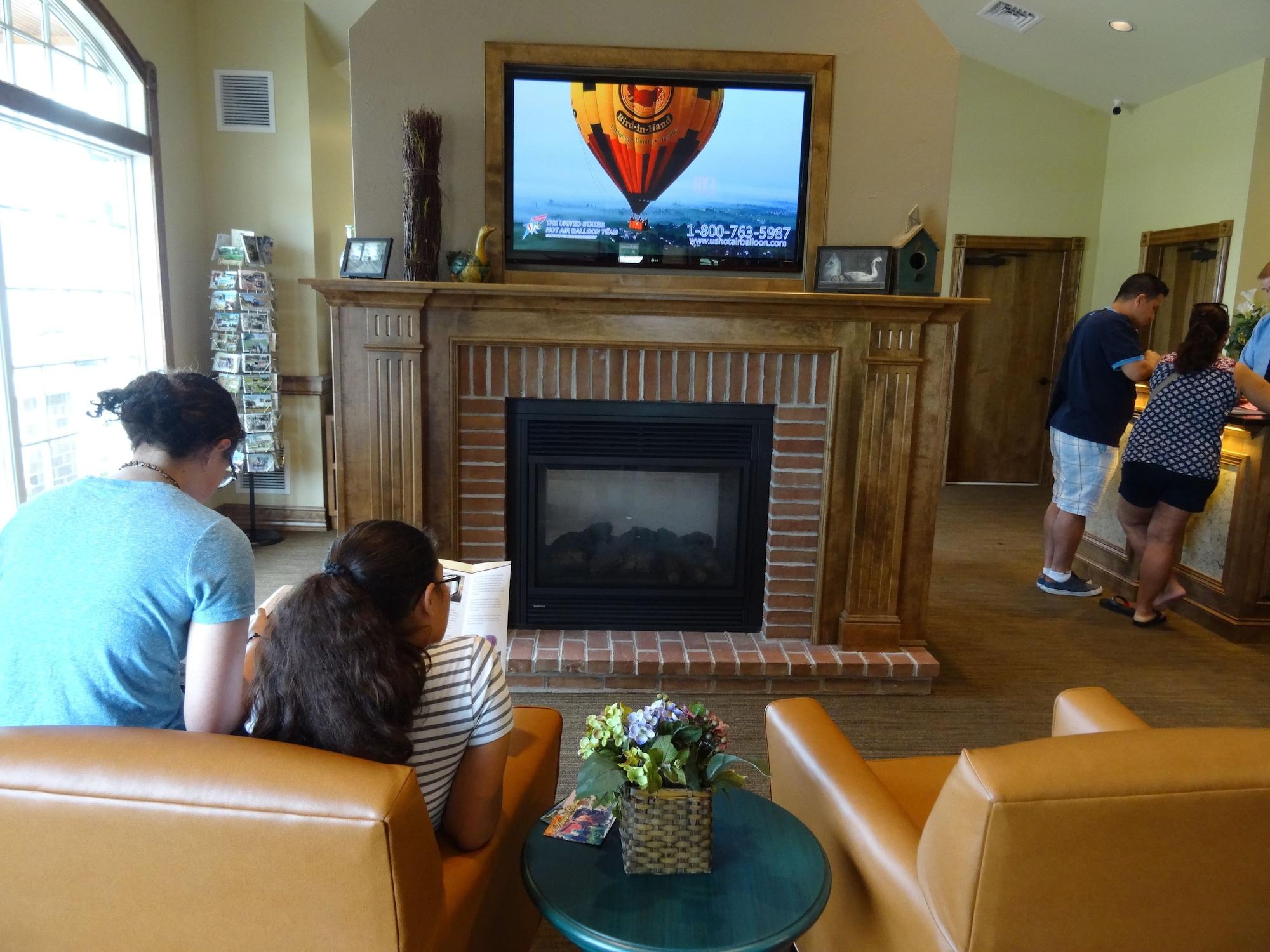 Vista Lobby Bird in Hand Family Inn