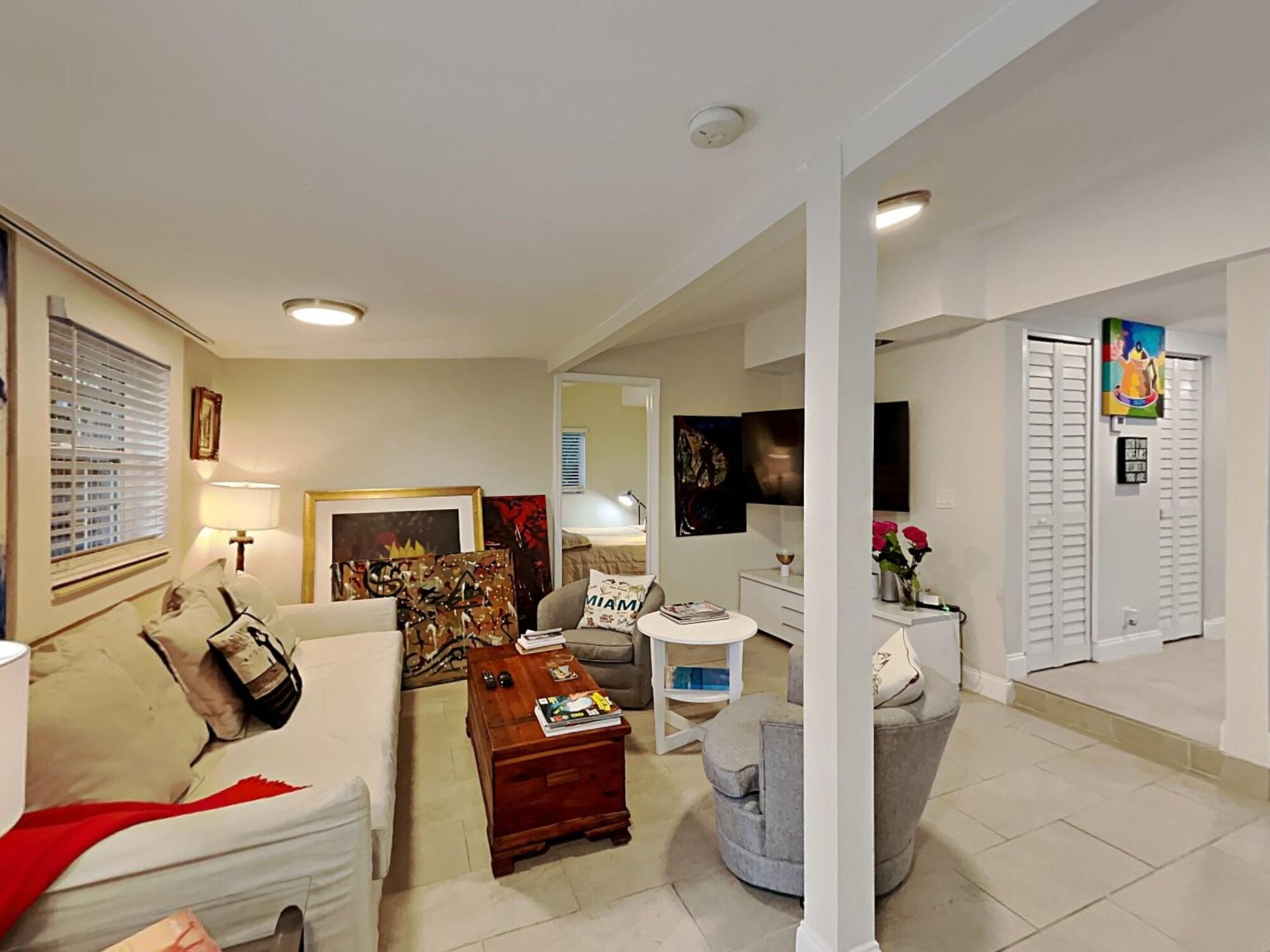Comodidades del Alojamiento Miami Townhouse with Patio Gazebo