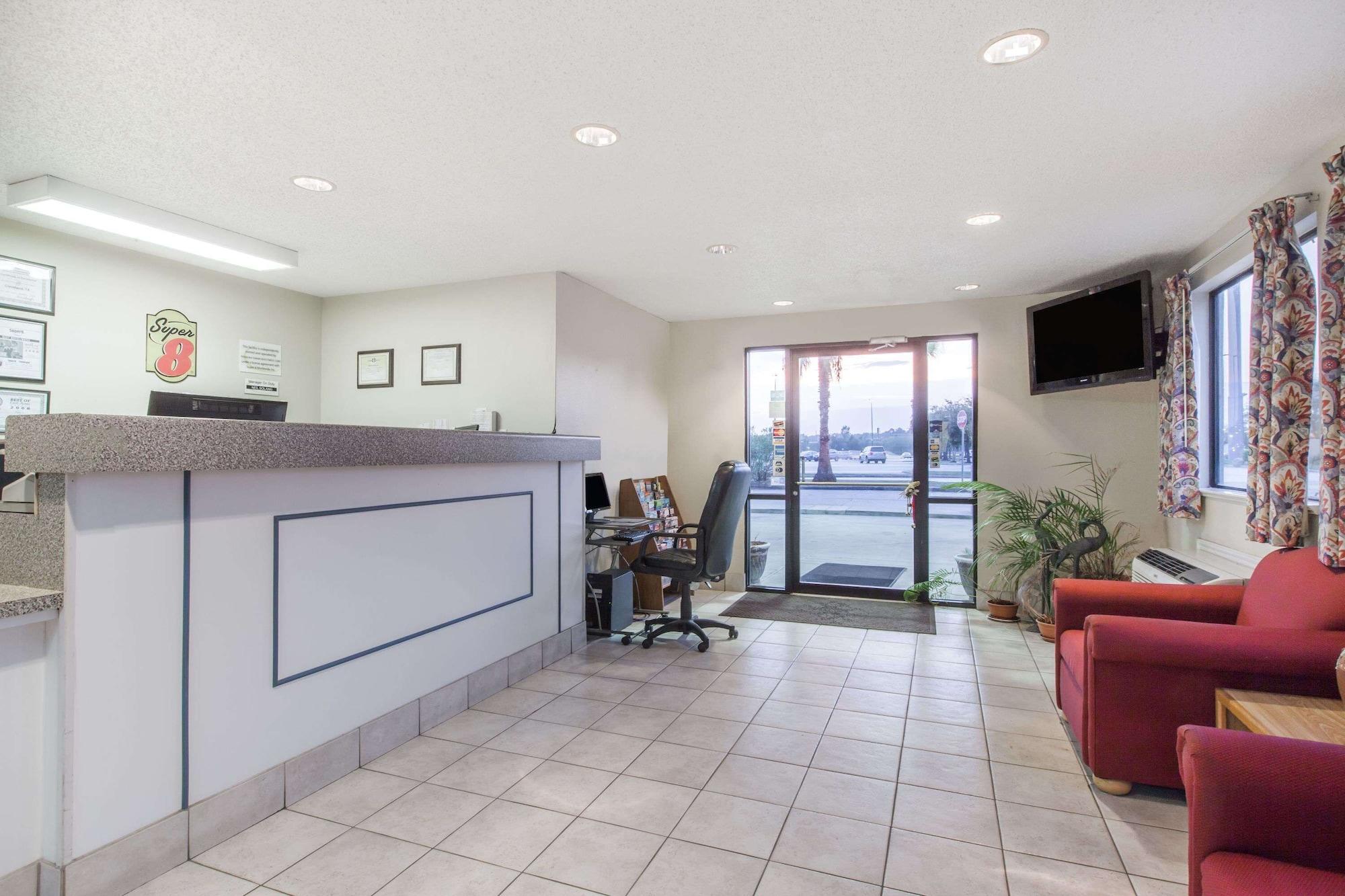 Vista Lobby Super 8 by Wyndham Cleveland TX