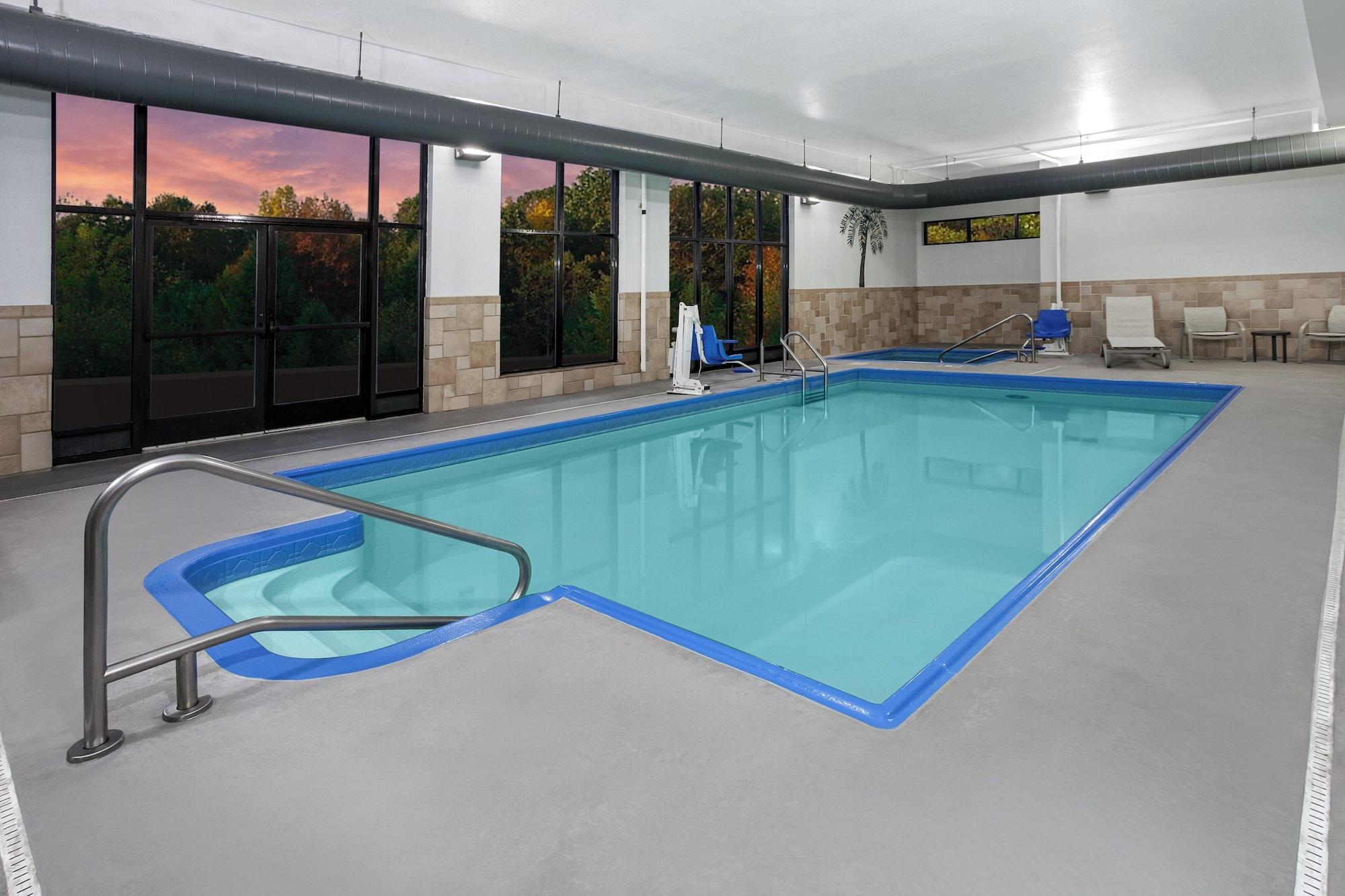 Vista Piscina Holiday Inn Quincy East by IHG