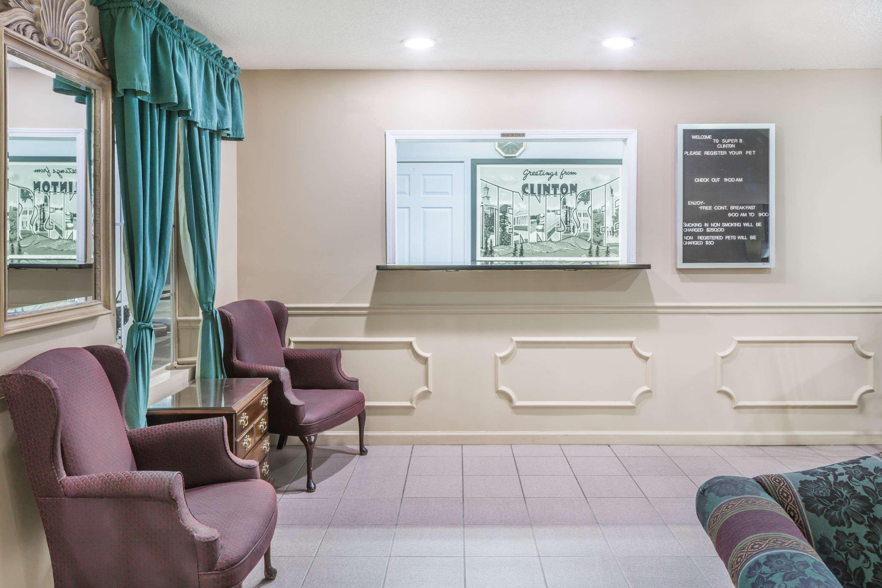 Vista Lobby Super 8 by Wyndham Clinton