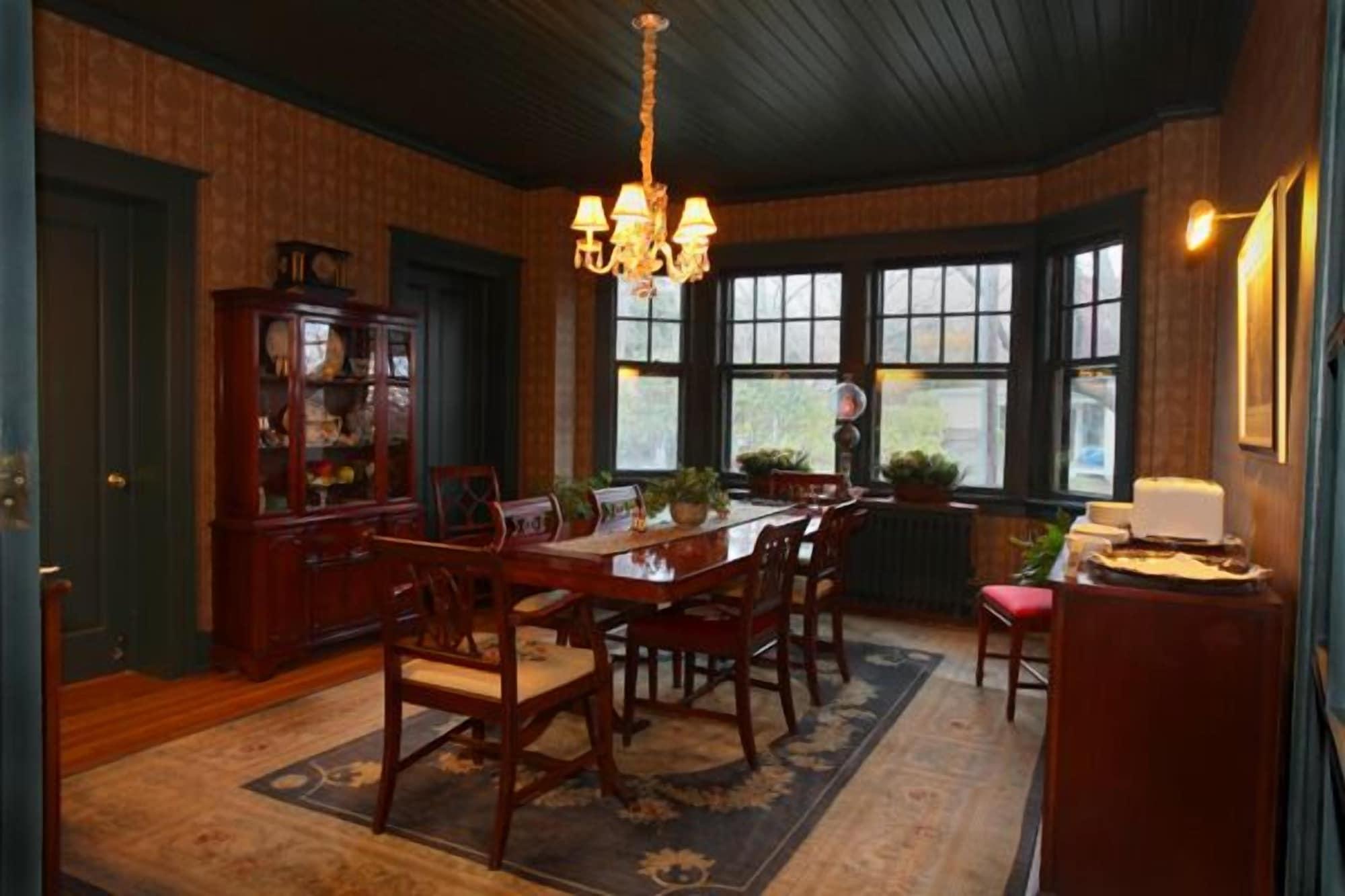 Restaurant The Brown Street Inn