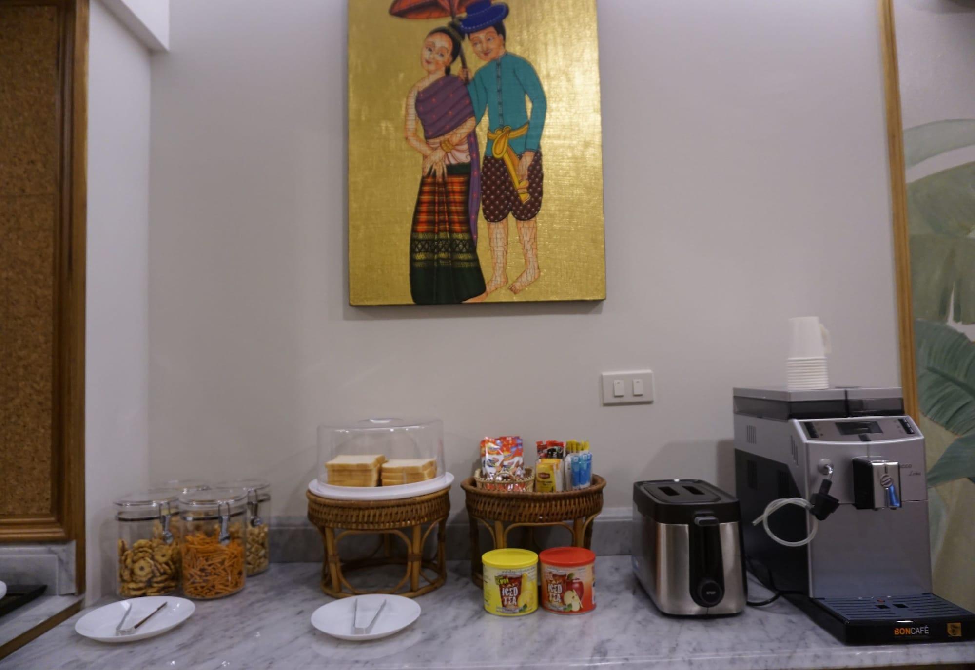 Bar/Salón Mariya Lady Hostel At Suvarnabhumi Airport - Female Only