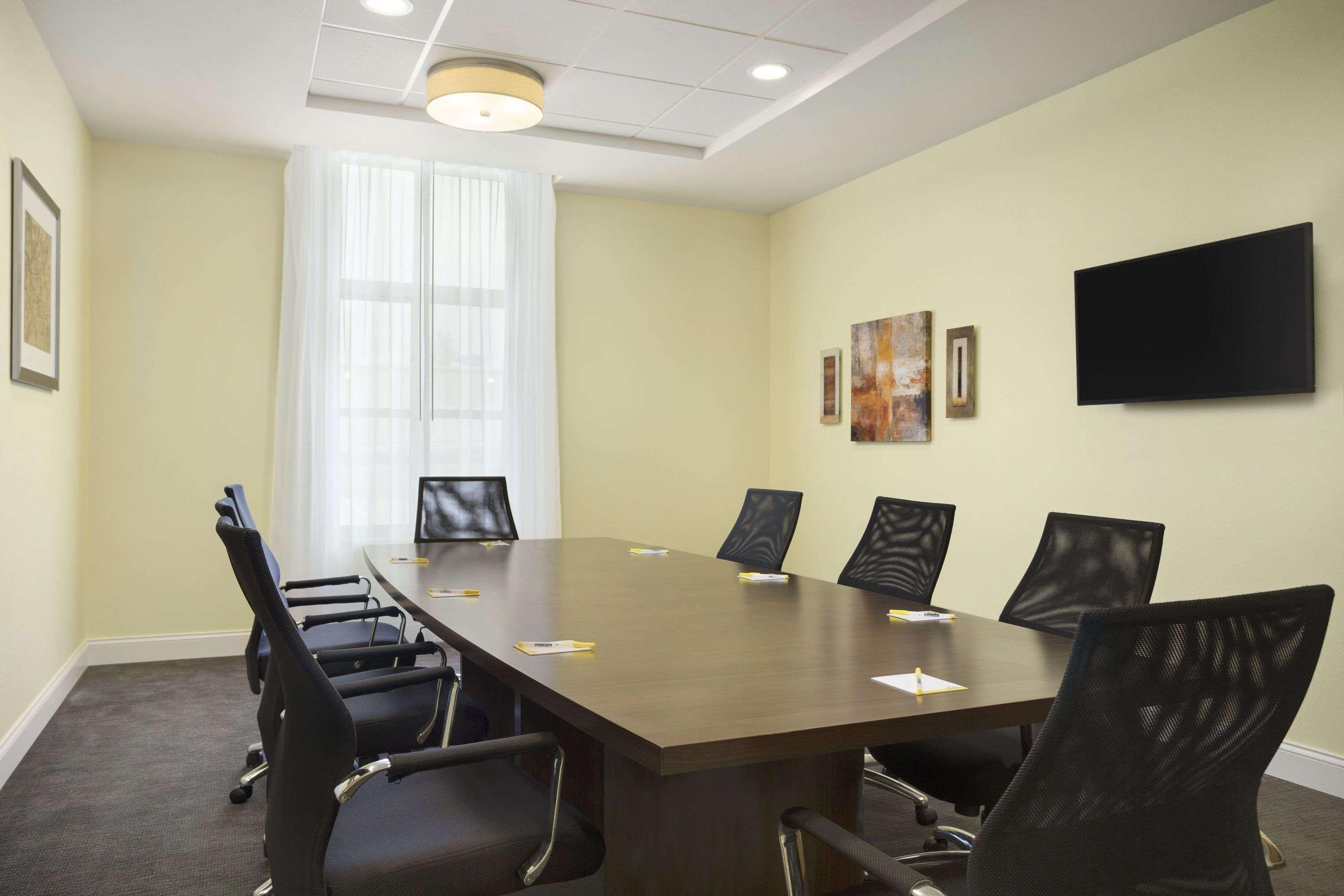 Centro de Negocios Days Inn & Suites By Wyndham Belmont