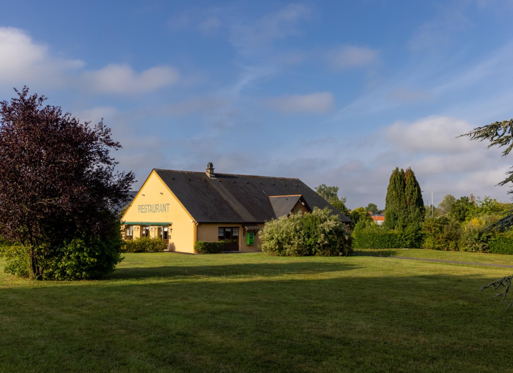 Vista Exterior Le 2 by Hotel Akena La Ferte Bernard
