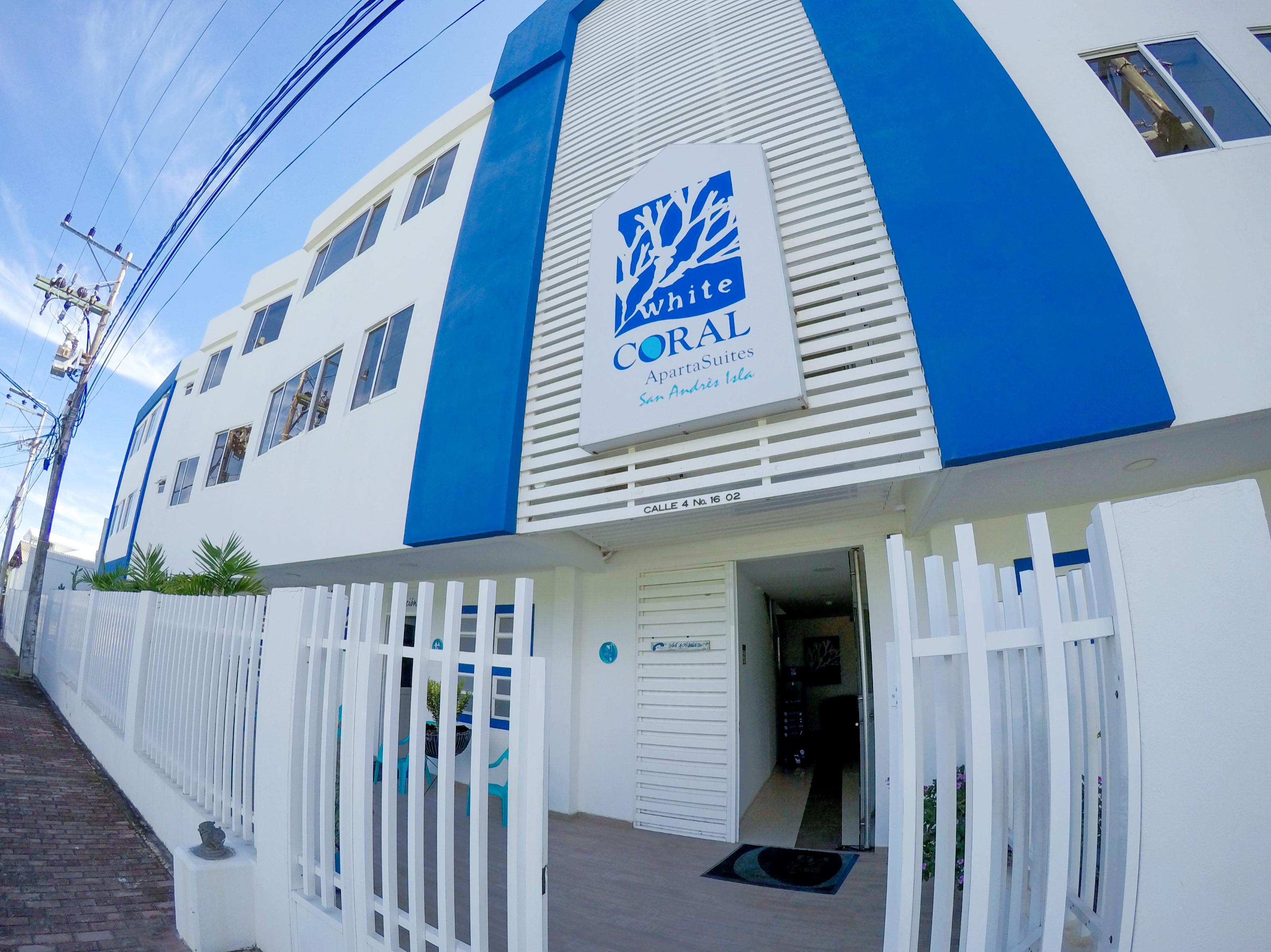 Vista Exterior White Coral Apartasuites