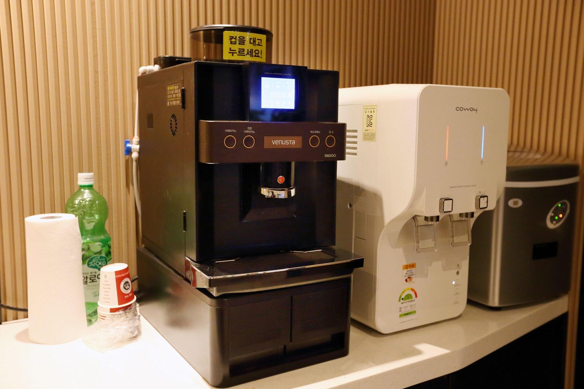 Bar/Salón Forest 701 Hotel