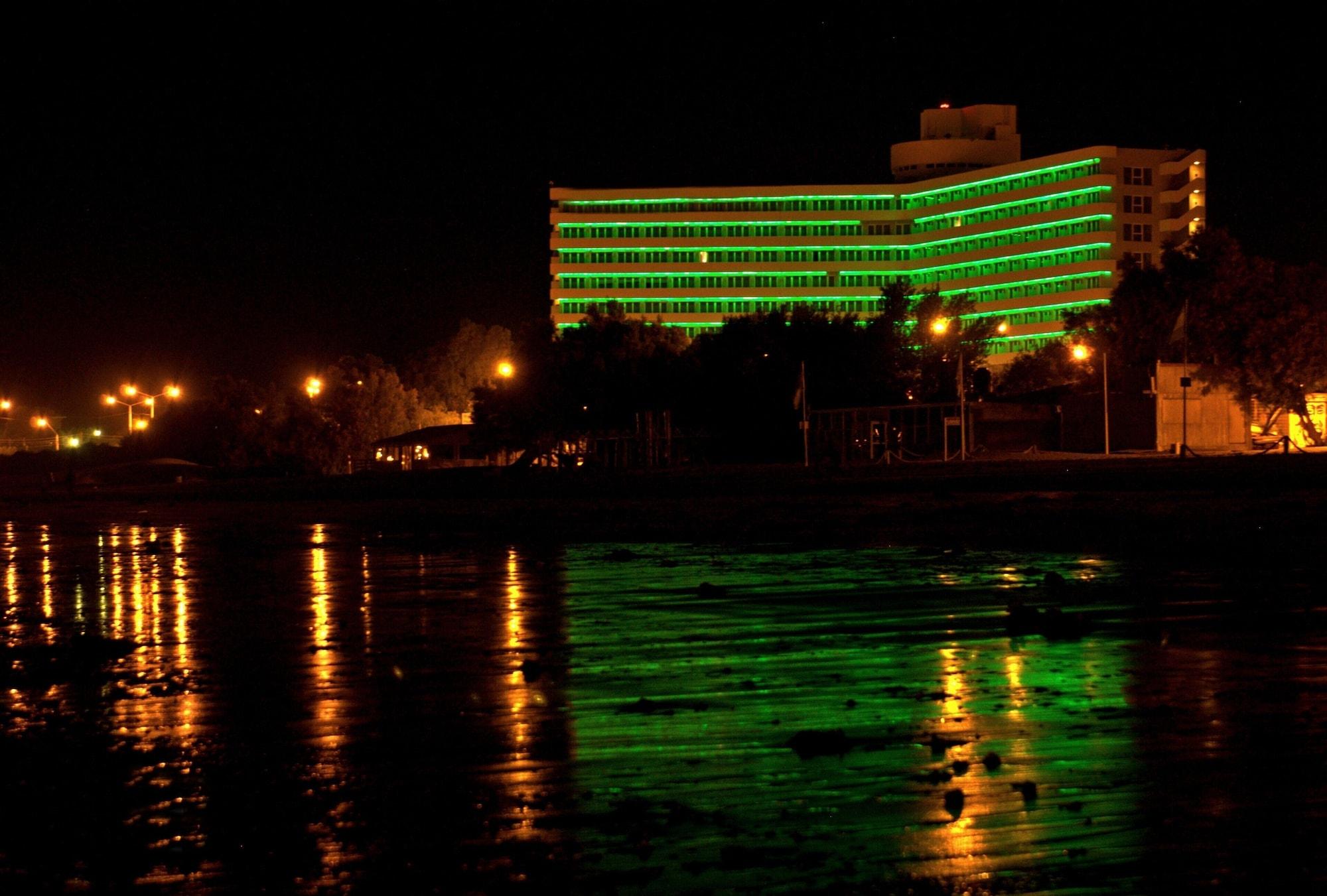 Vista Exterior Rayentray Grand Hotel