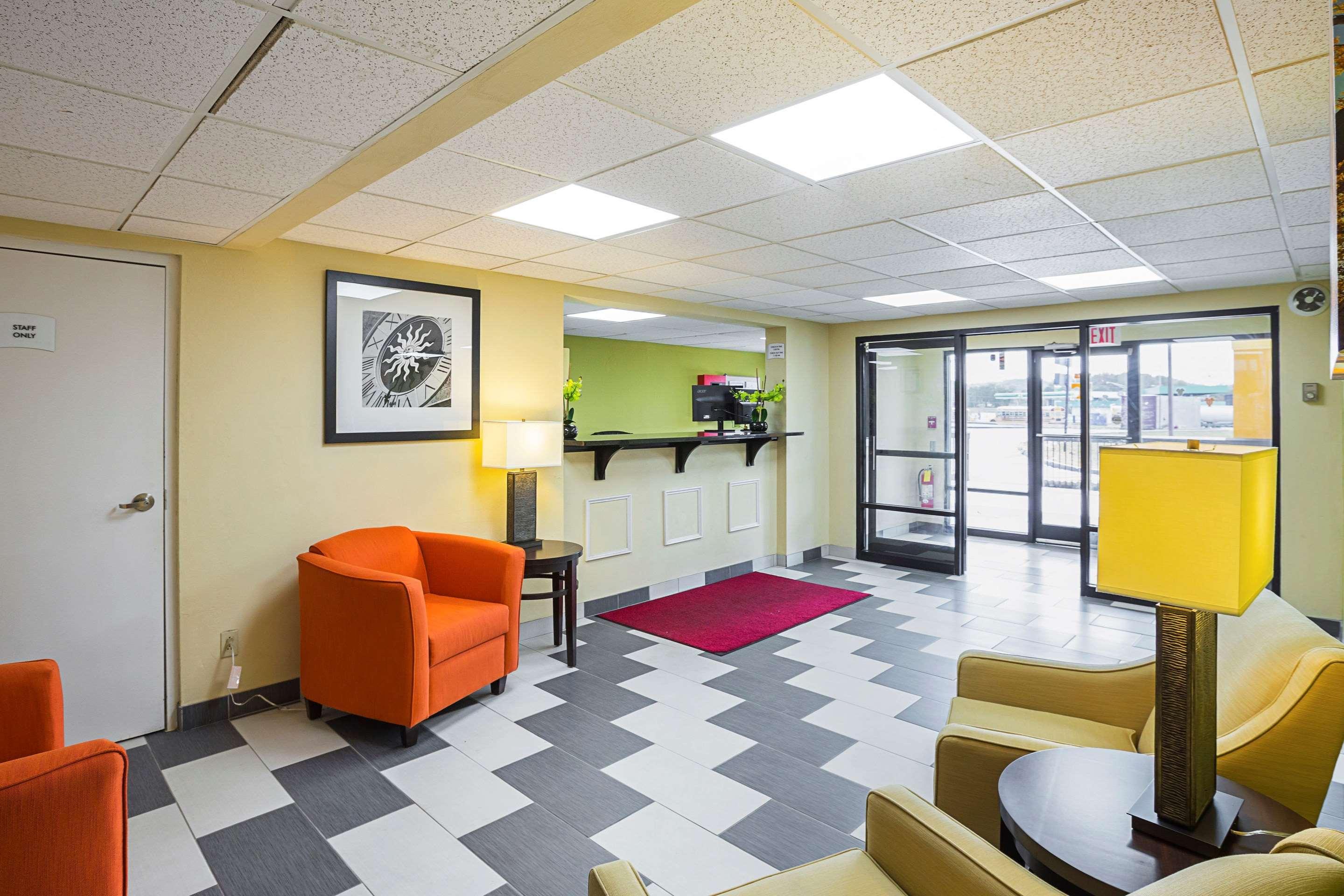 Vista Lobby Motel 6 Knoxville, TN - East