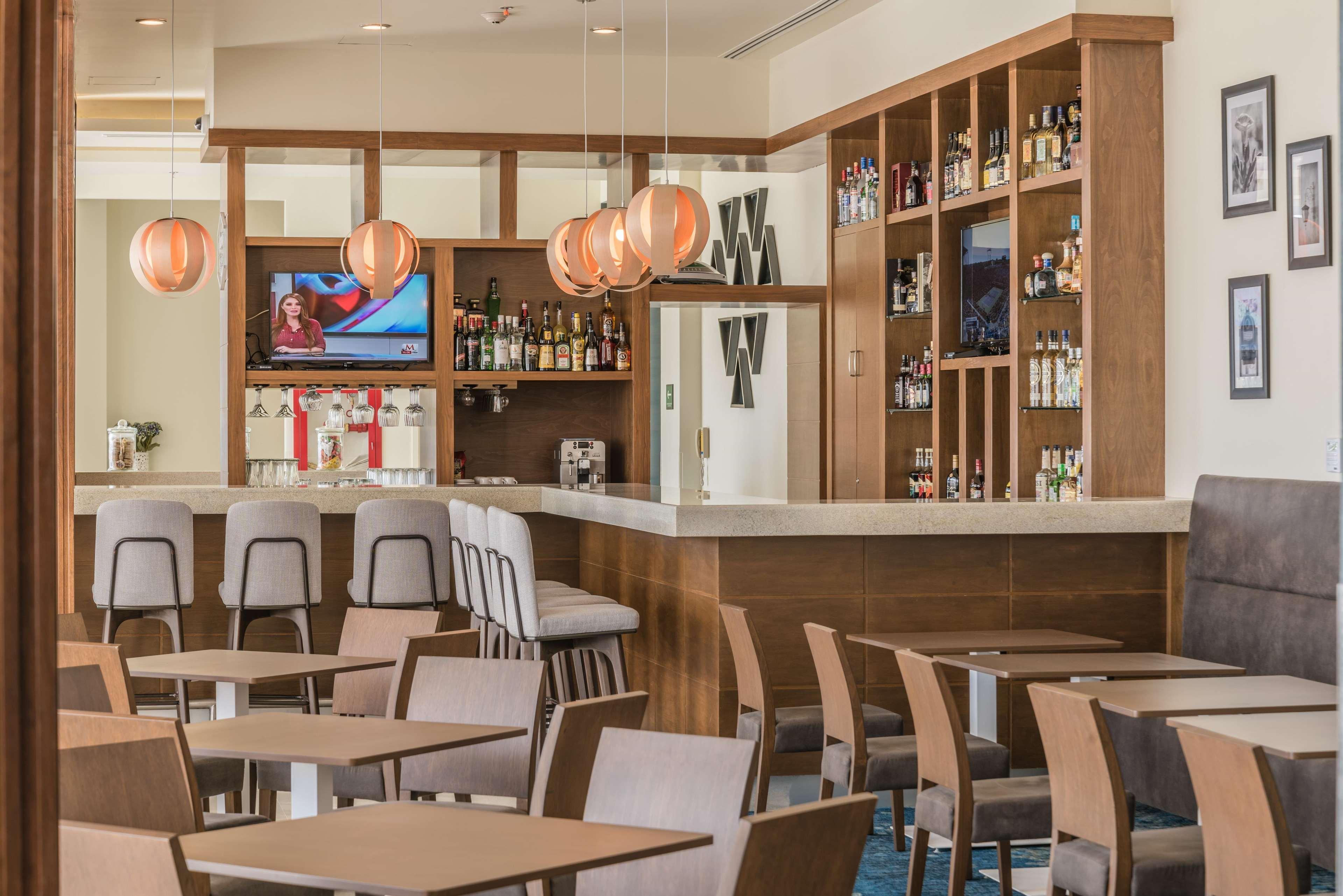 Bar/Salón Hampton Inn & Suites by Hilton Salamanca Bajio