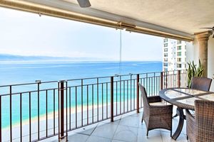 Alquiler Vacacional - Beachfront Resort Condo w/ Wraparound Balcony!