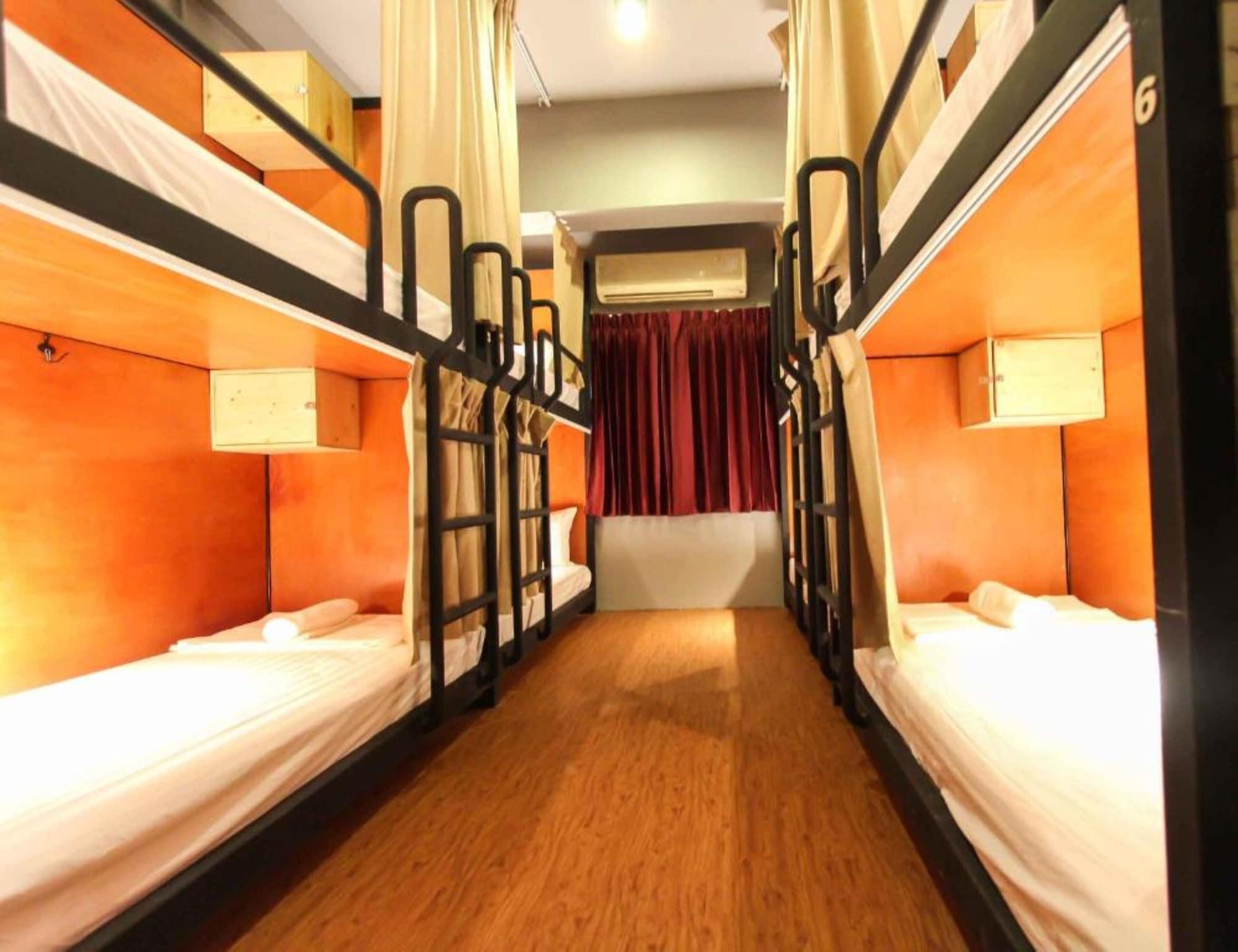 Varios Thonglor Travellers Hostel & Cafe