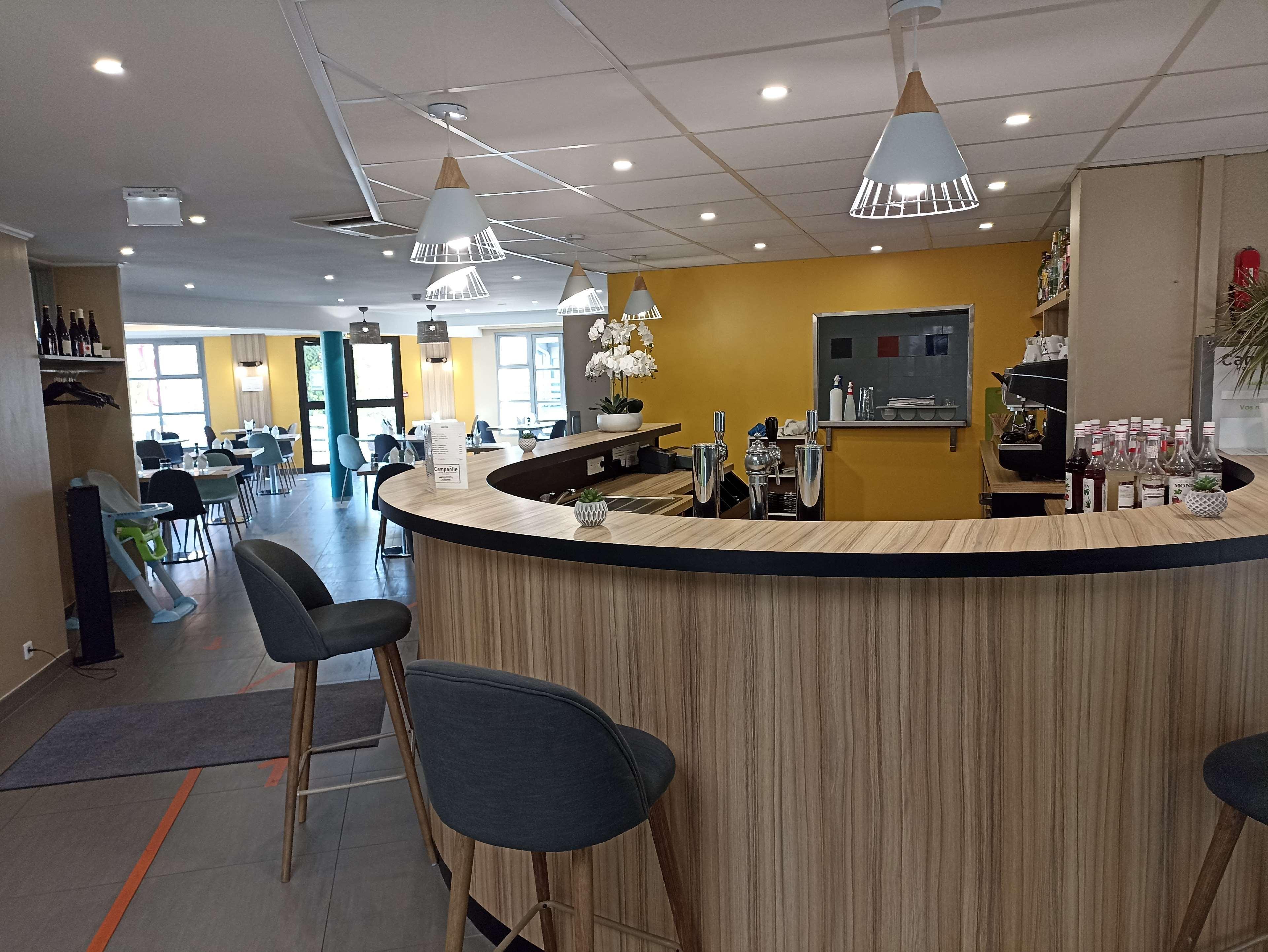 Bar/Salón Campanile Saumur