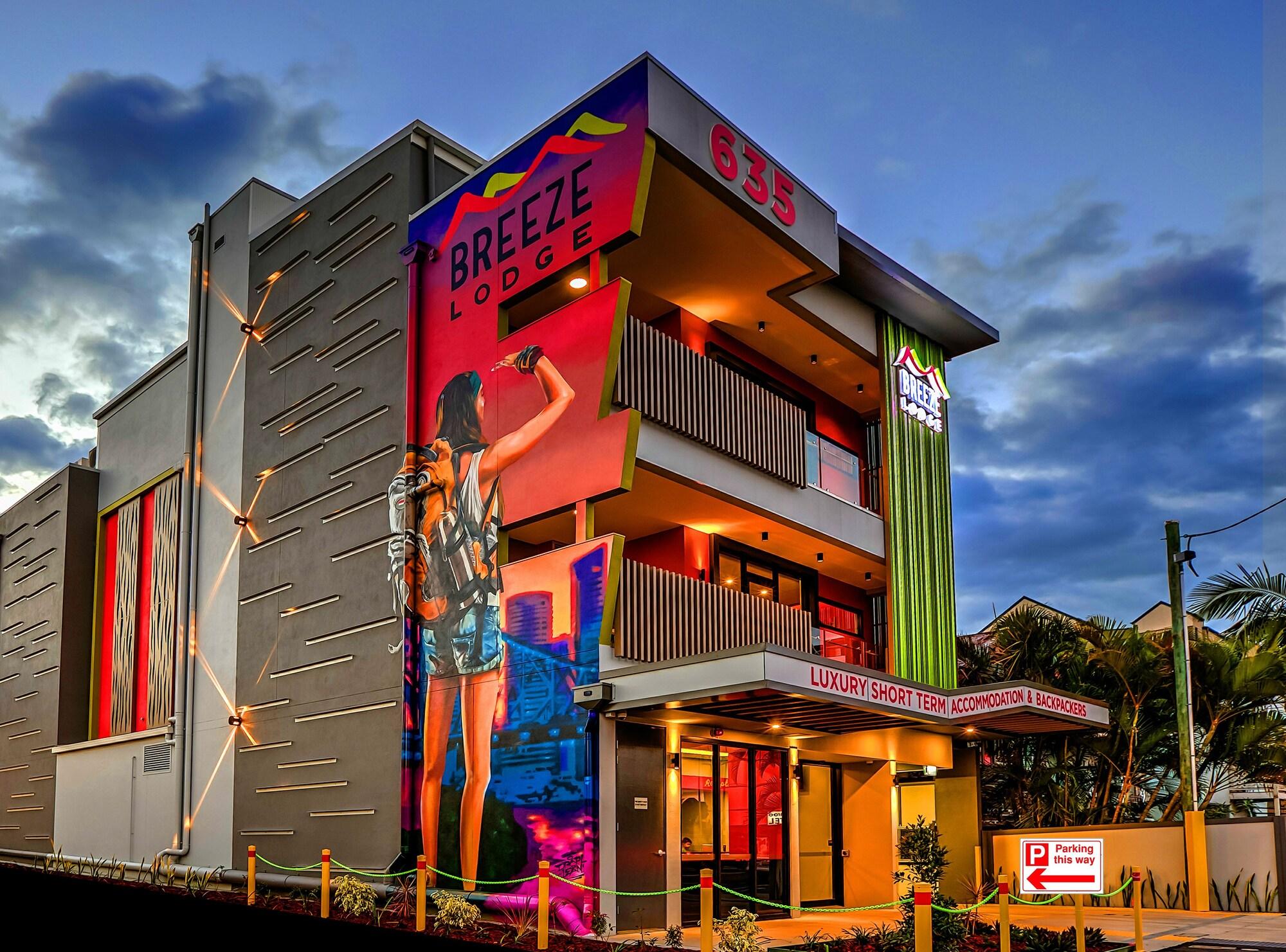 Varios Breeze Lodge - Hostel