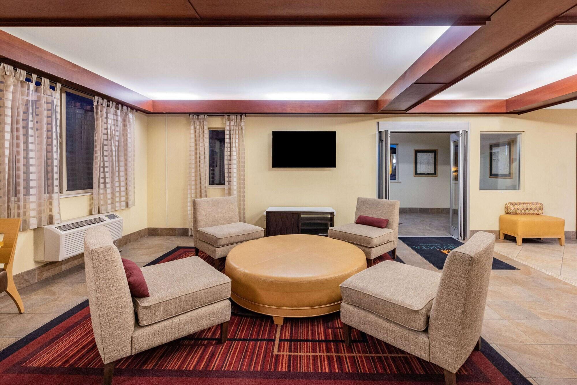 Vista Lobby La Quinta Inn & Suites by Wyndham Helena