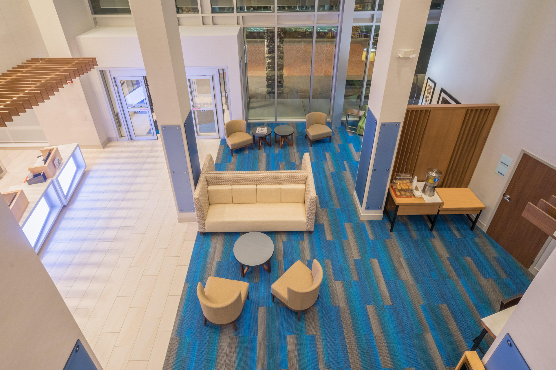 Vista Lobby Holiday Inn Express Suites Indianapolis Ne Noblesv