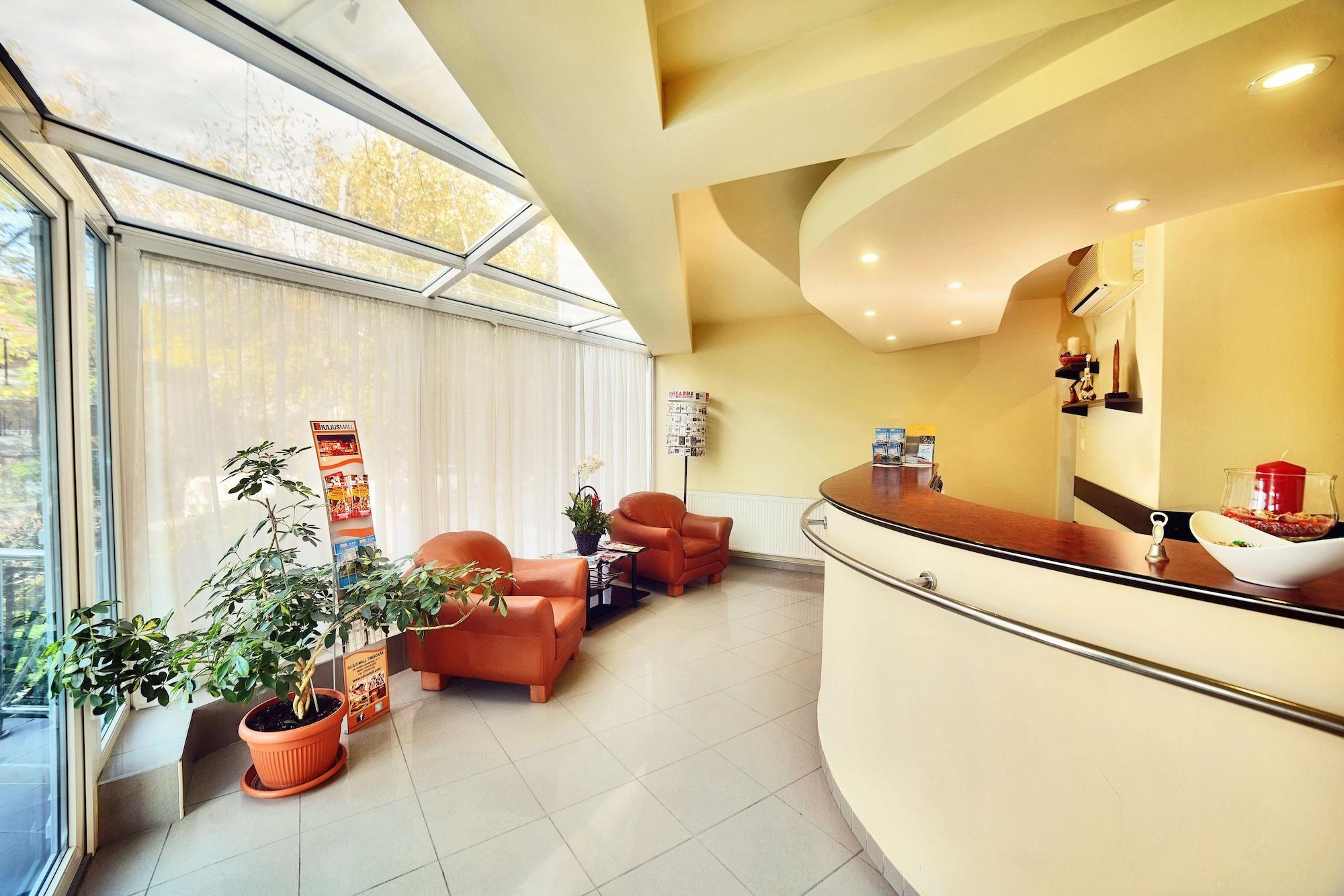 Vista Lobby President Hotel