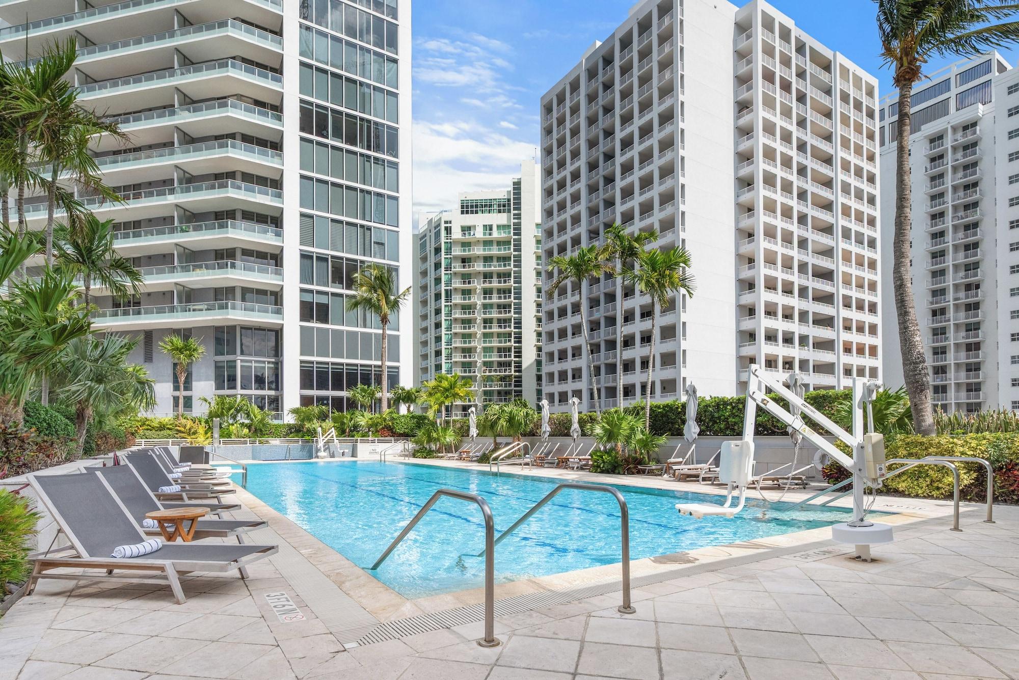 Vista Piscina Brickell Arch Sea View Balcony Free Parking by Palermo Home Miami