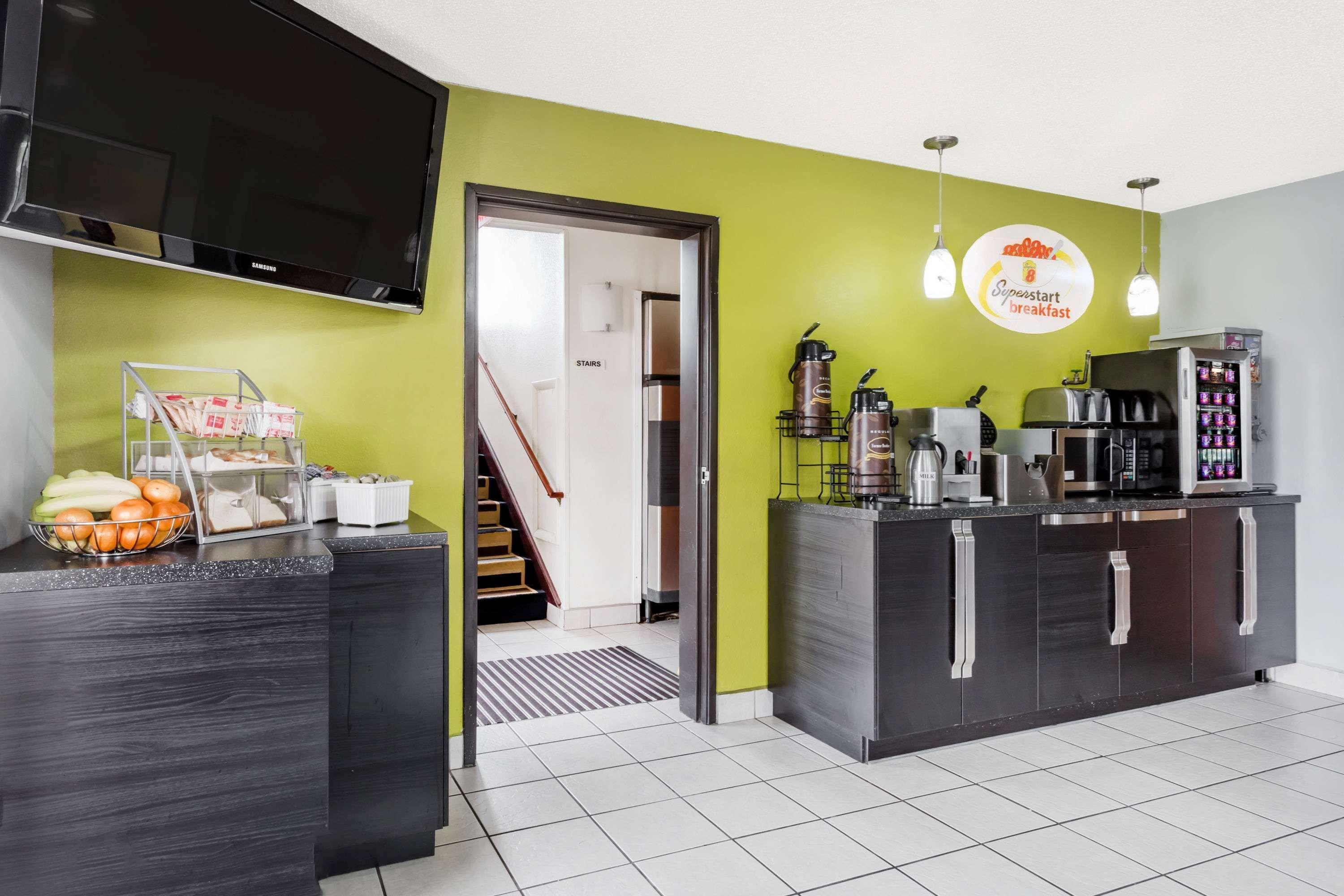 Restaurant Super 8 by Wyndham Tappahannock VA