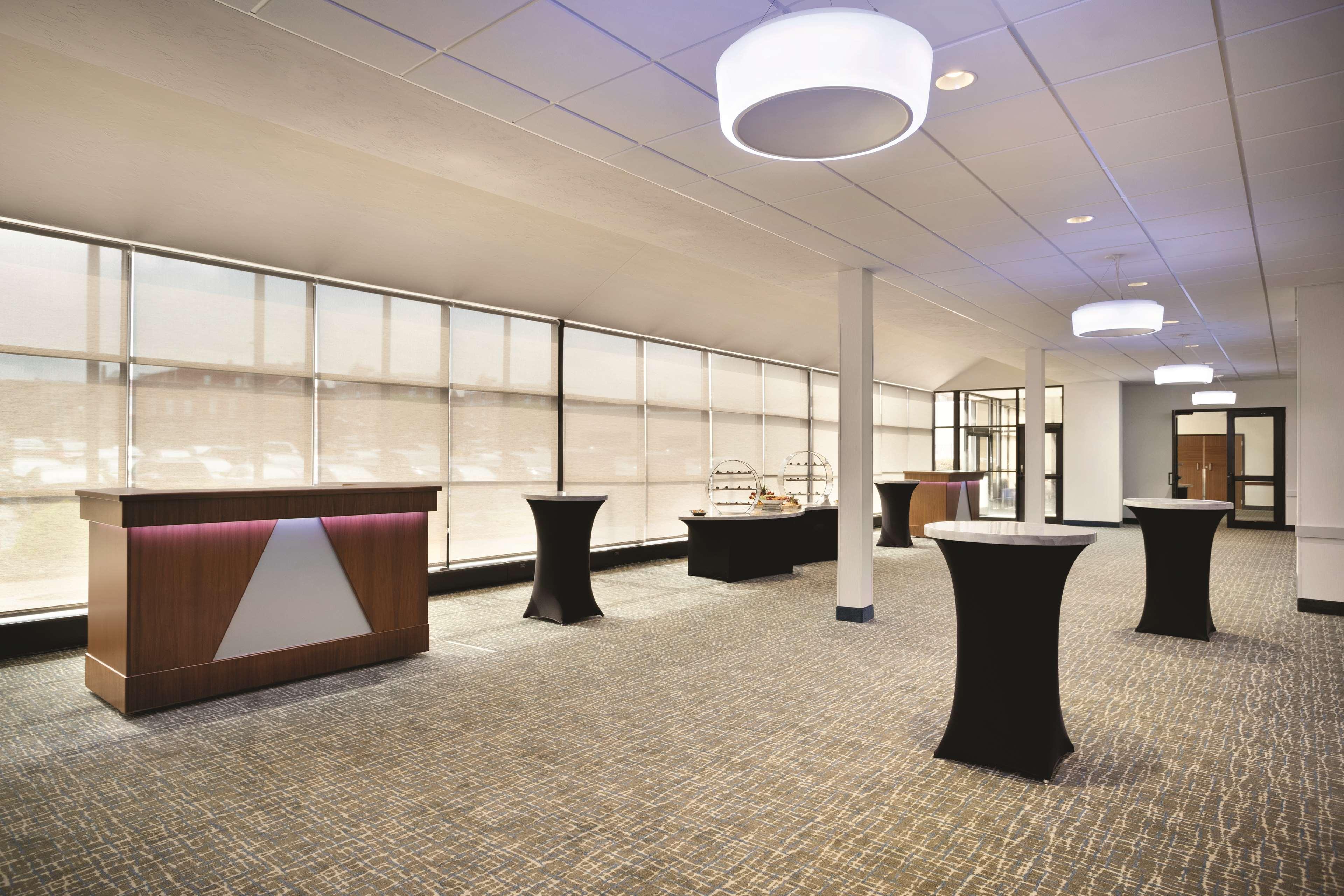 Vista Lobby Radisson Hotel La Crosse