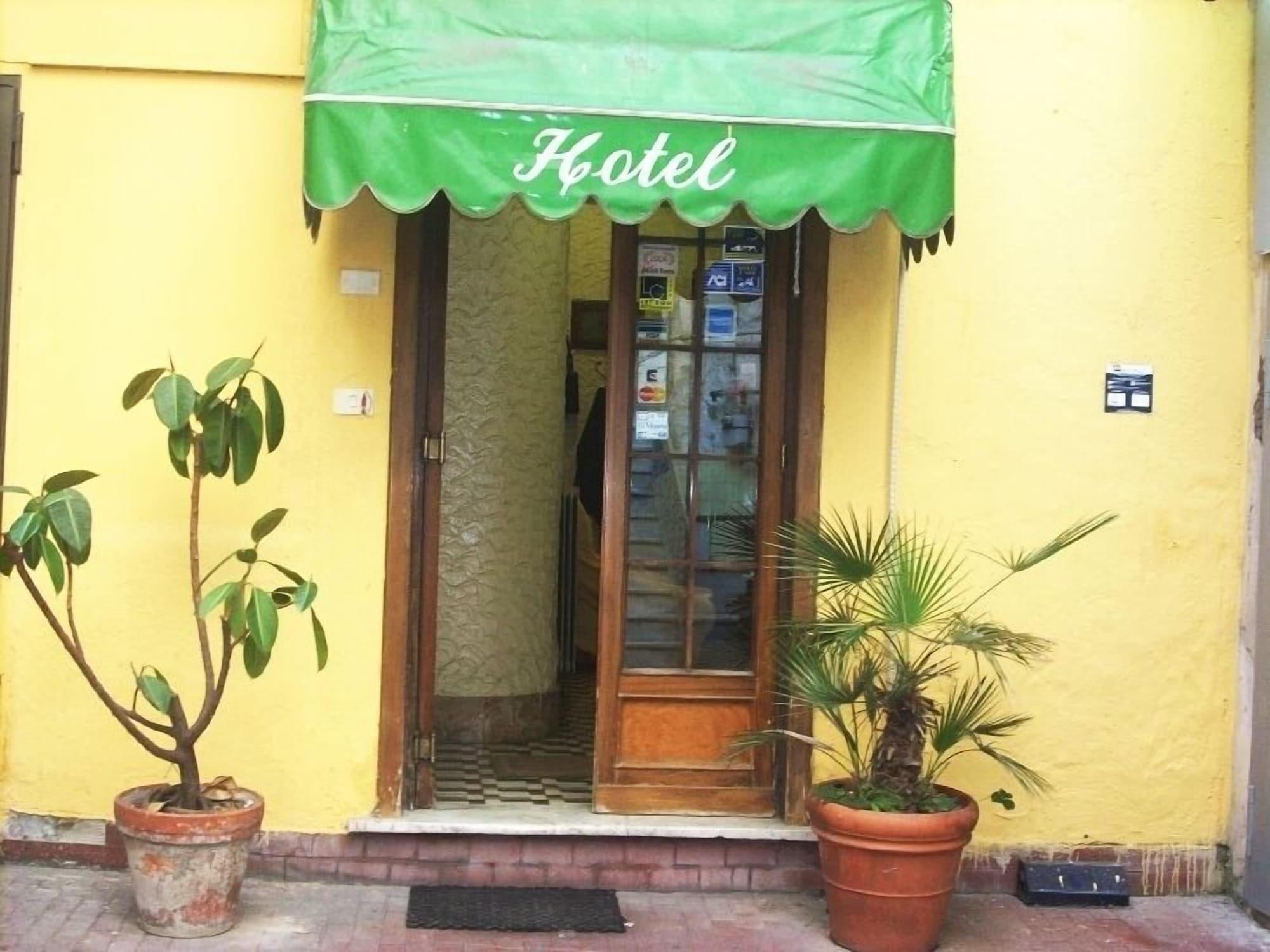 Vista Exterior Hotel Casanova