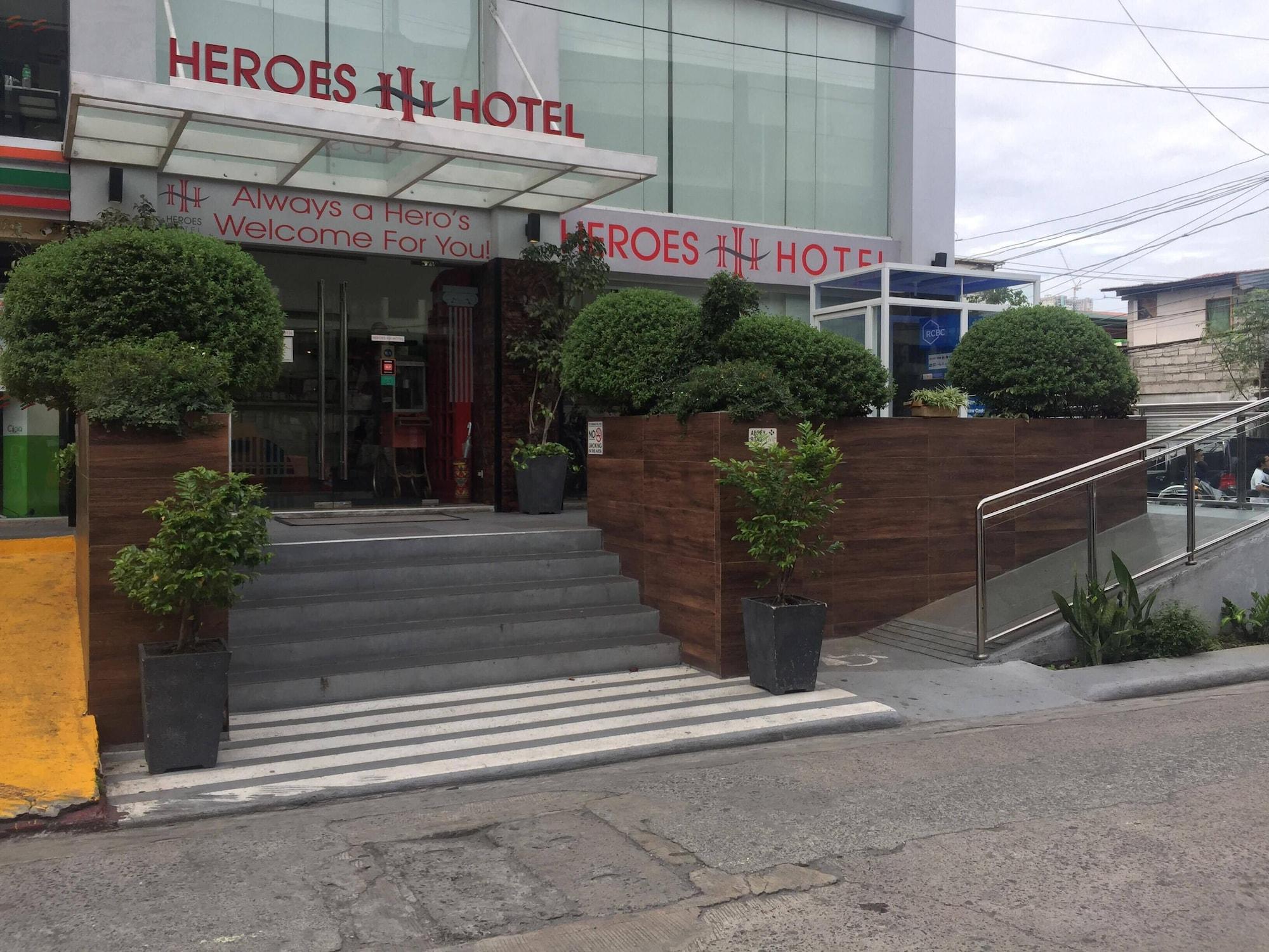 Vista Exterior Heroes Hotel