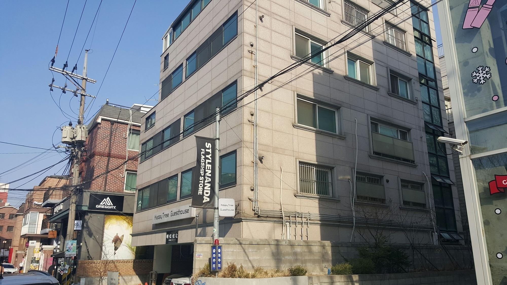 Varios Happy Tree Guesthouse - Hostel