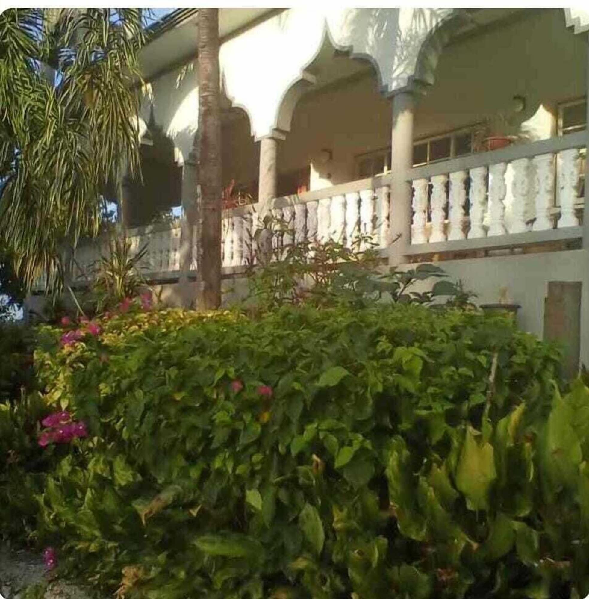 Vista Exterior Meditation Heights Villa