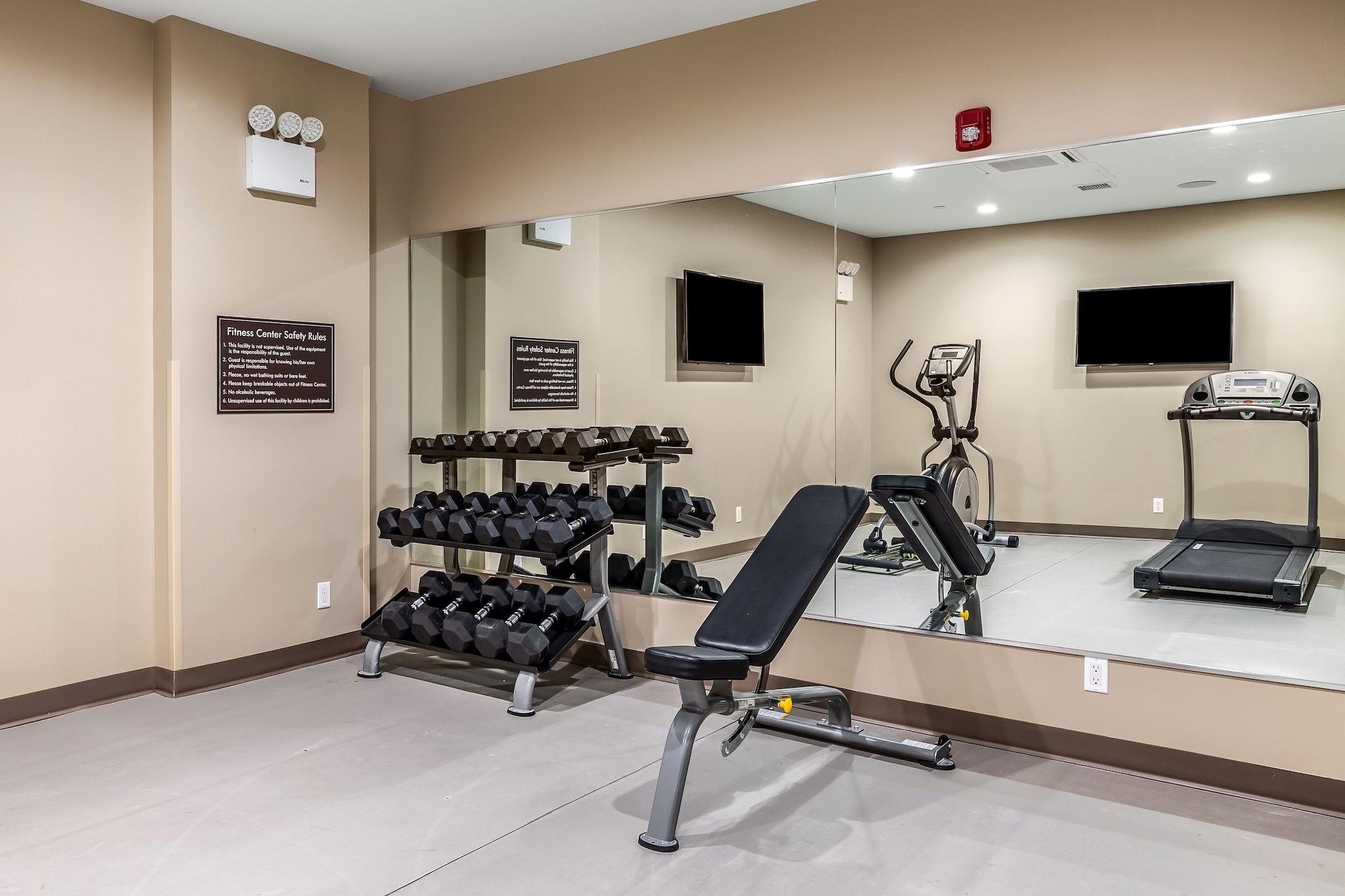 Gimnasio Van Wyck Hotel & Suites Near JFK Airport