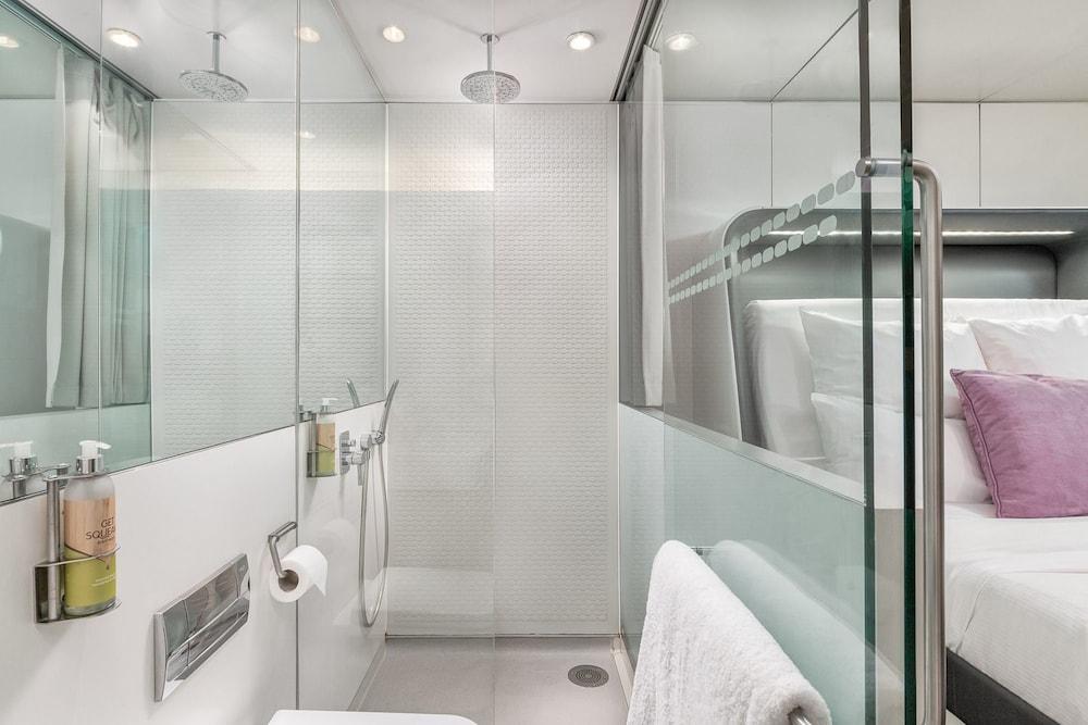 Baño YOTELAIR Amsterdam Schiphol - Transit Hotel