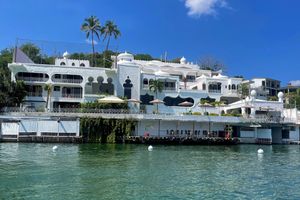 Alojamiento - Marina Palace Teques