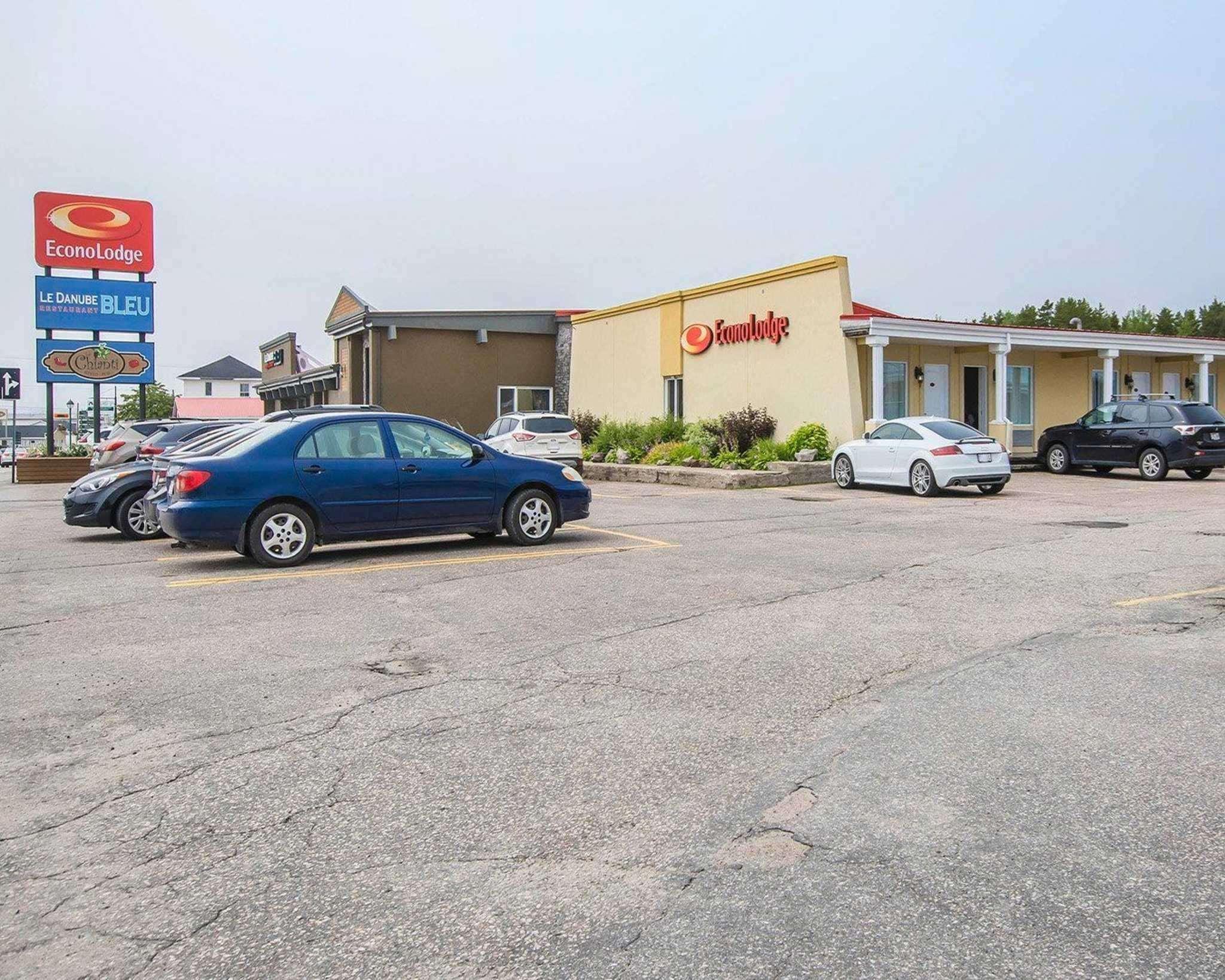 Vista Exterior Econo Lodge Forestville Area