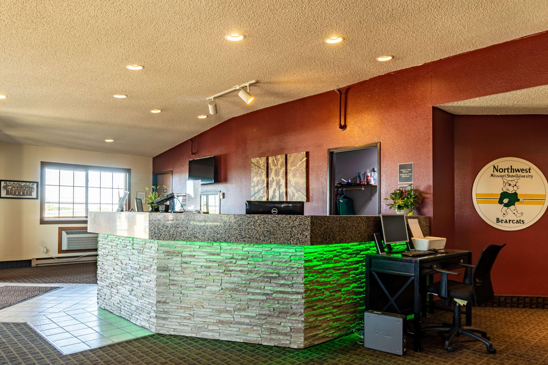 Vista Lobby Bearcat Inn and Suites