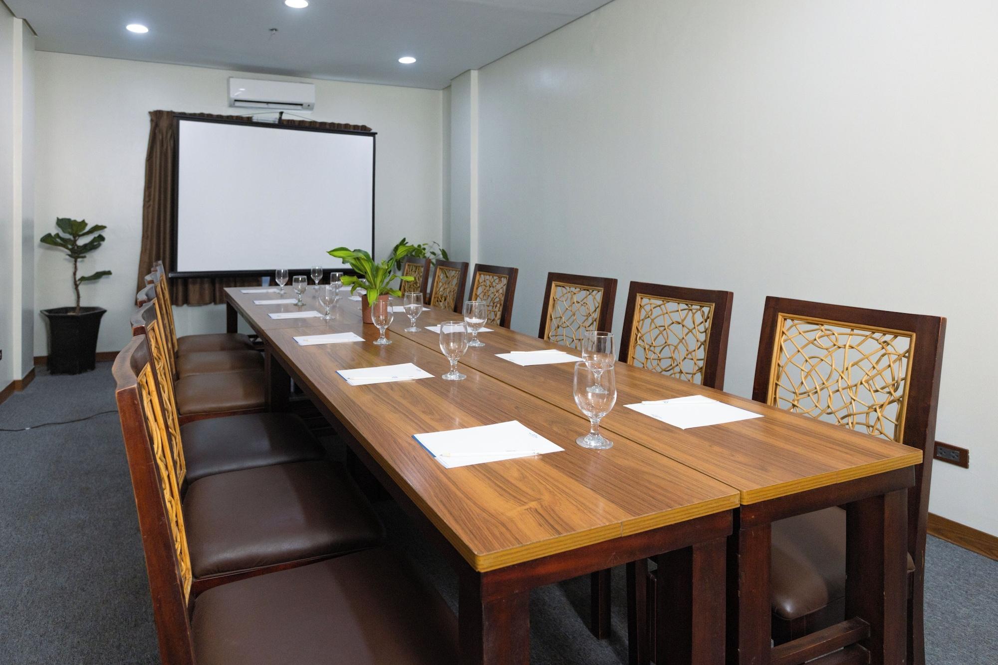 Sala de Reuniones Microtel by Wyndham General Santos