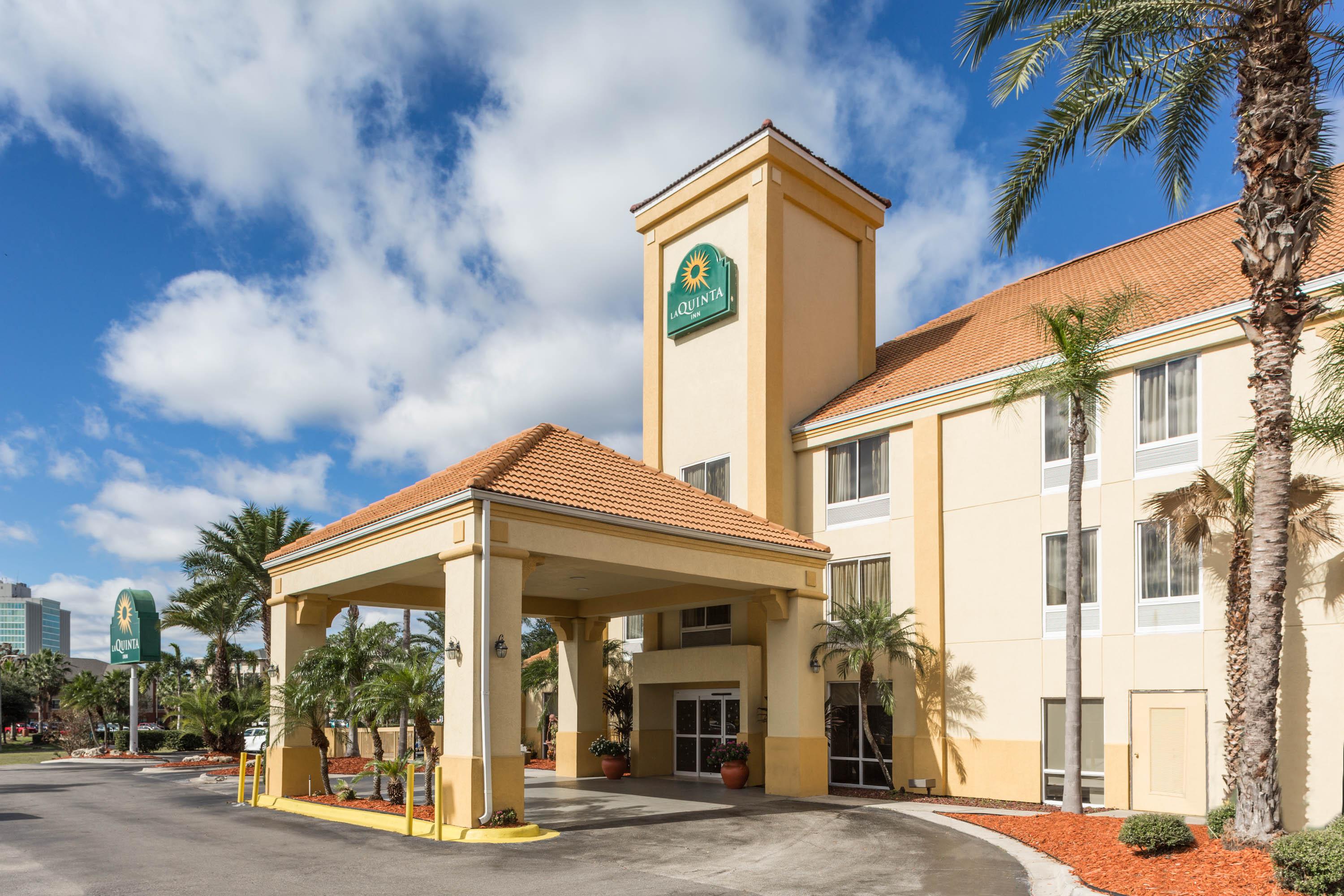 Vista Exterior La Quinta Inn & Suites by Wyndham Orlando Universal area