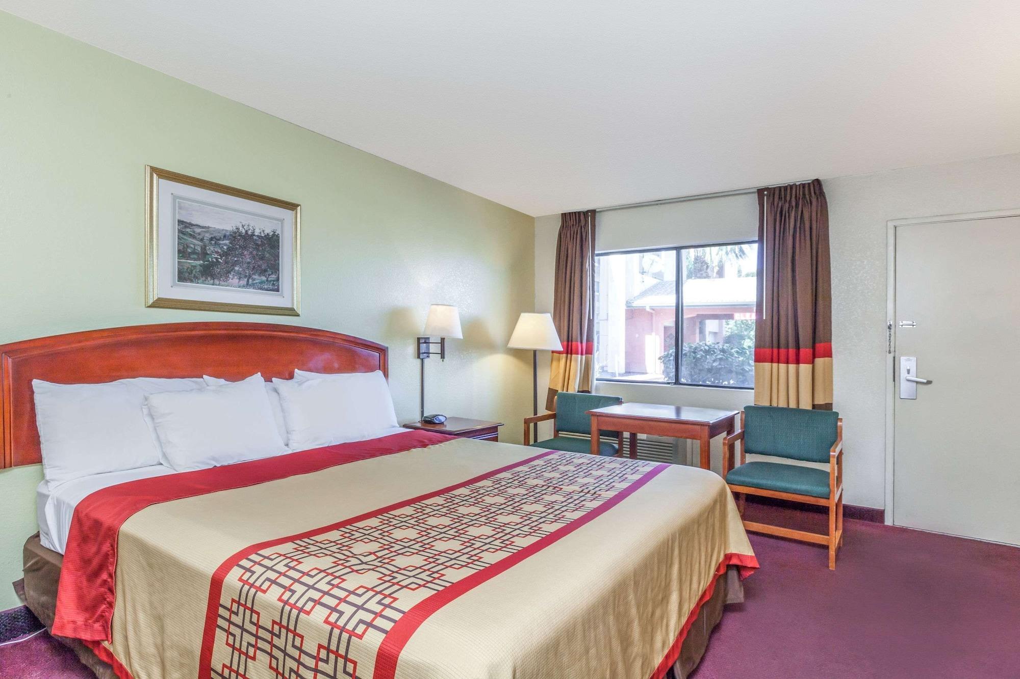 Habitación Super 8 by Wyndham Bakersfield/Central