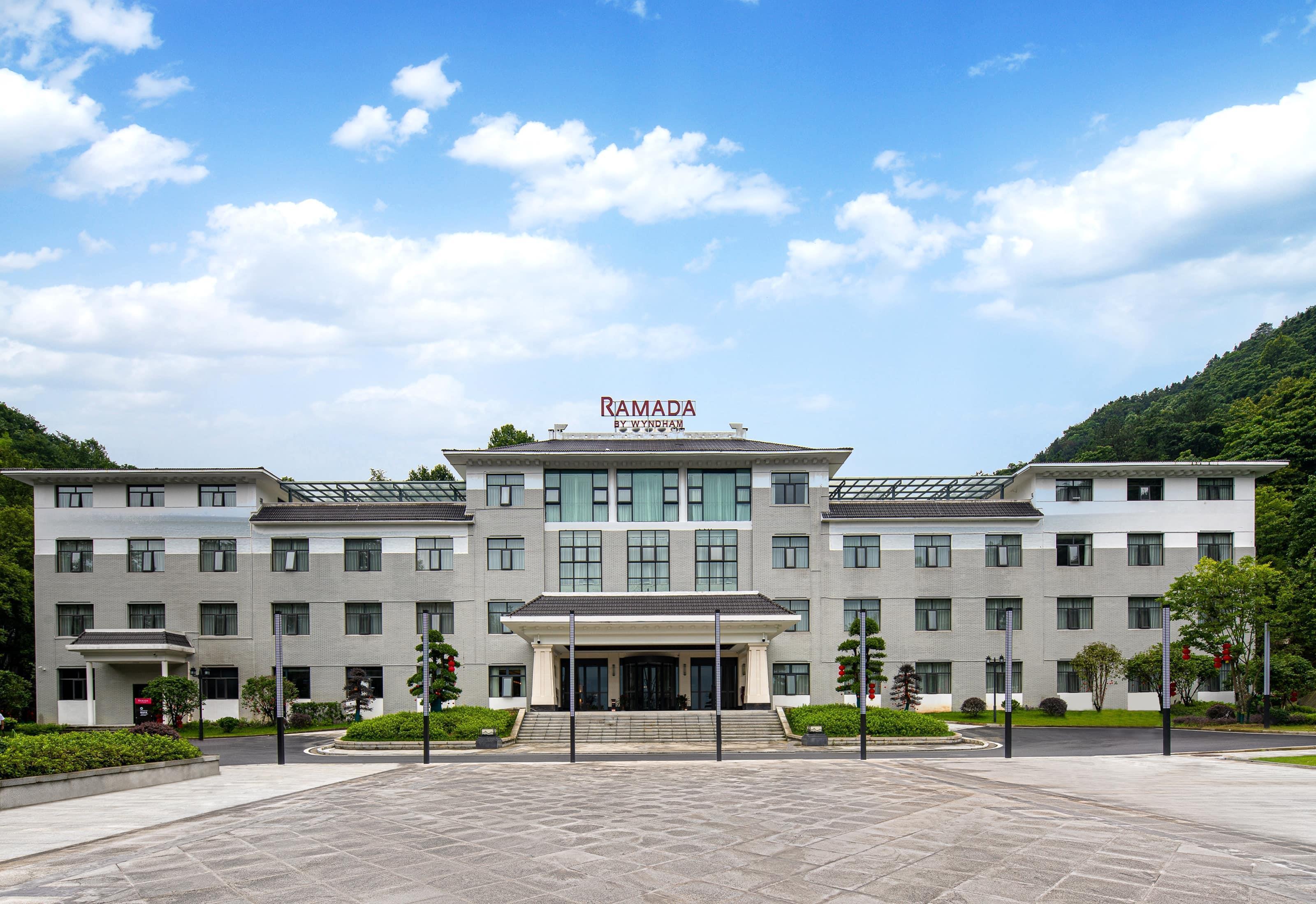 Vista Exterior Ramada by Wyndham Xianning Xishan Mountain