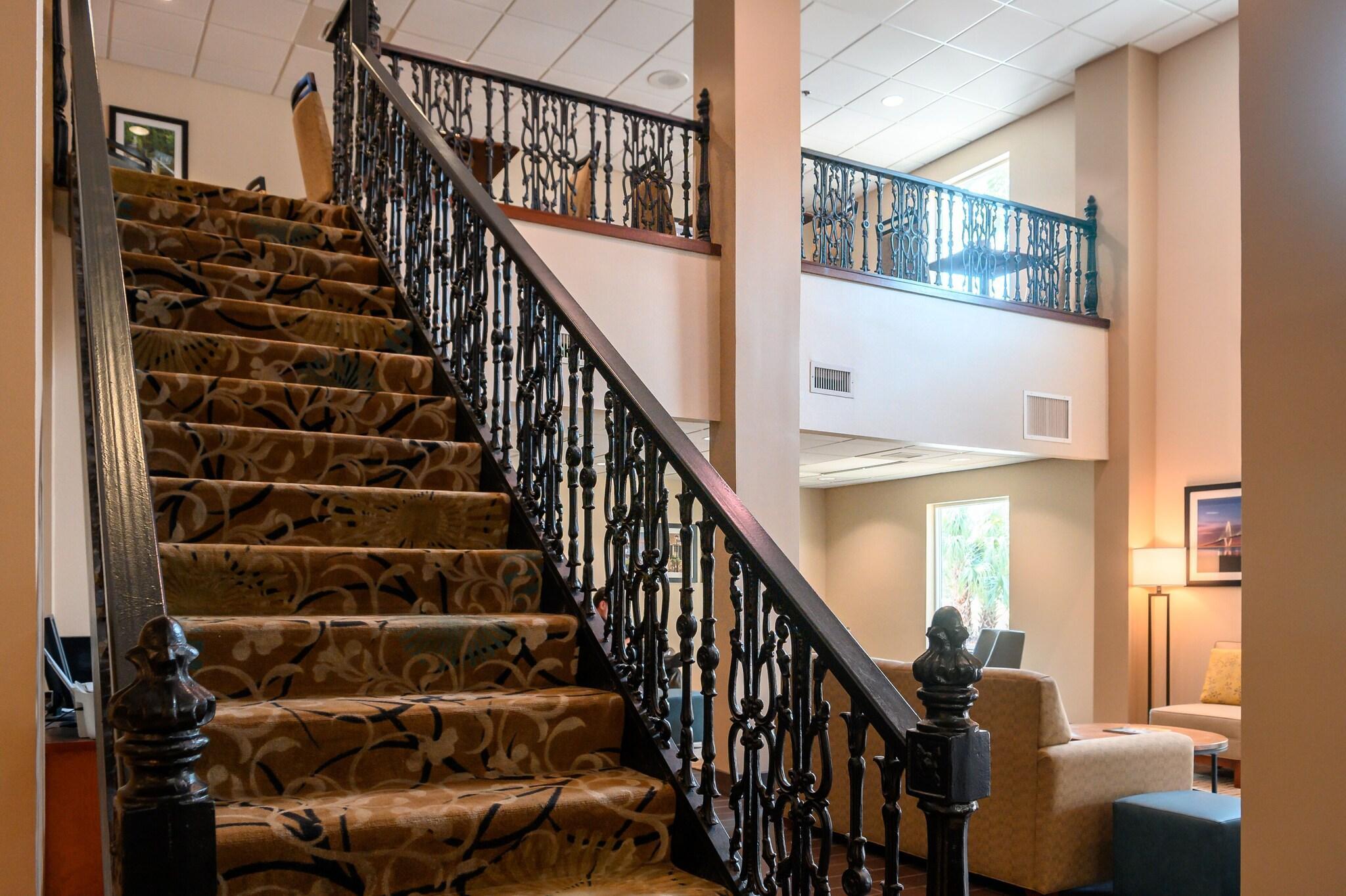 Vista Lobby Comfort Inn & Suites Patriots Point
