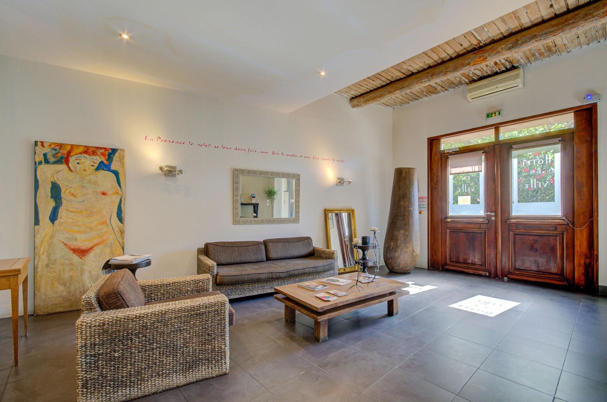 Varios Hotel en Ville