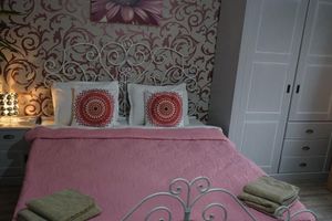 Alquiler Vacacional - Bucharestrent - In A Cosy Studio Downtown Bucharest, View Royal Palace