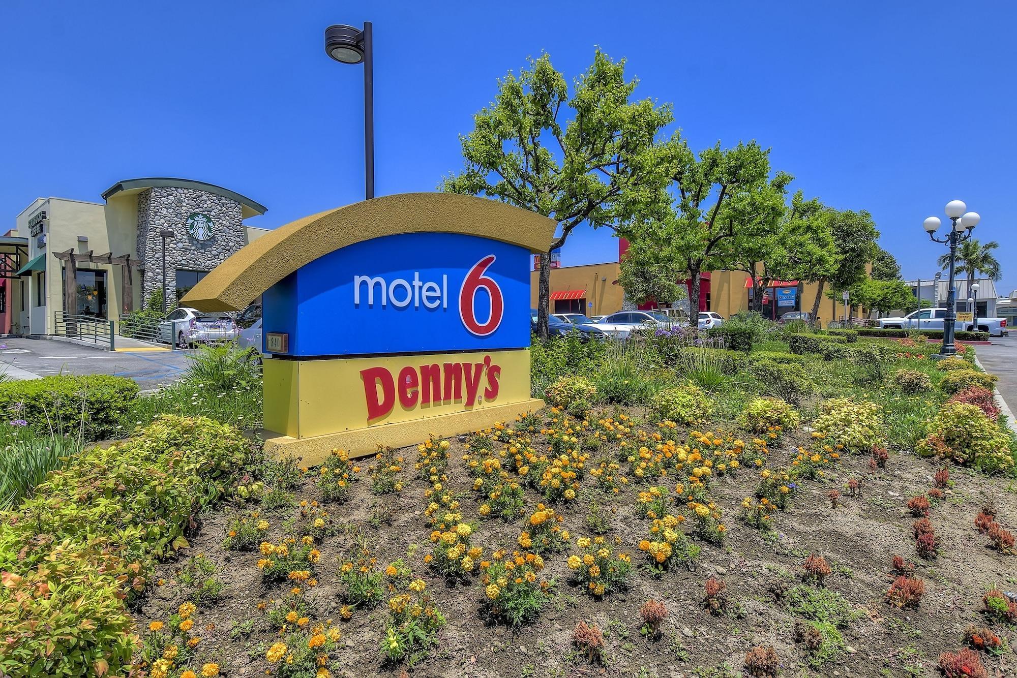 Vista Exterior Motel 6 Claremont, CA