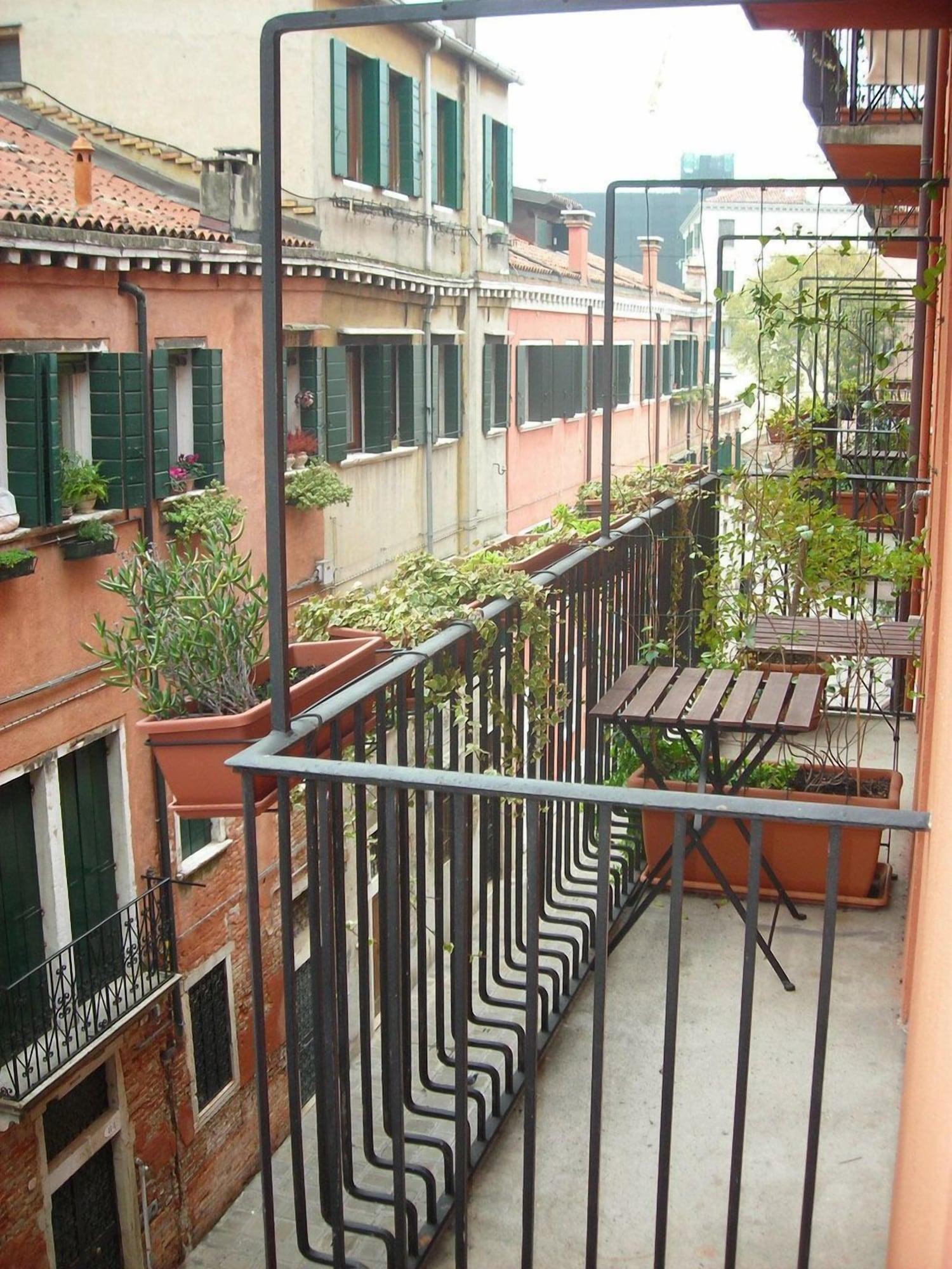 Varios Alloggi Agli Artisti