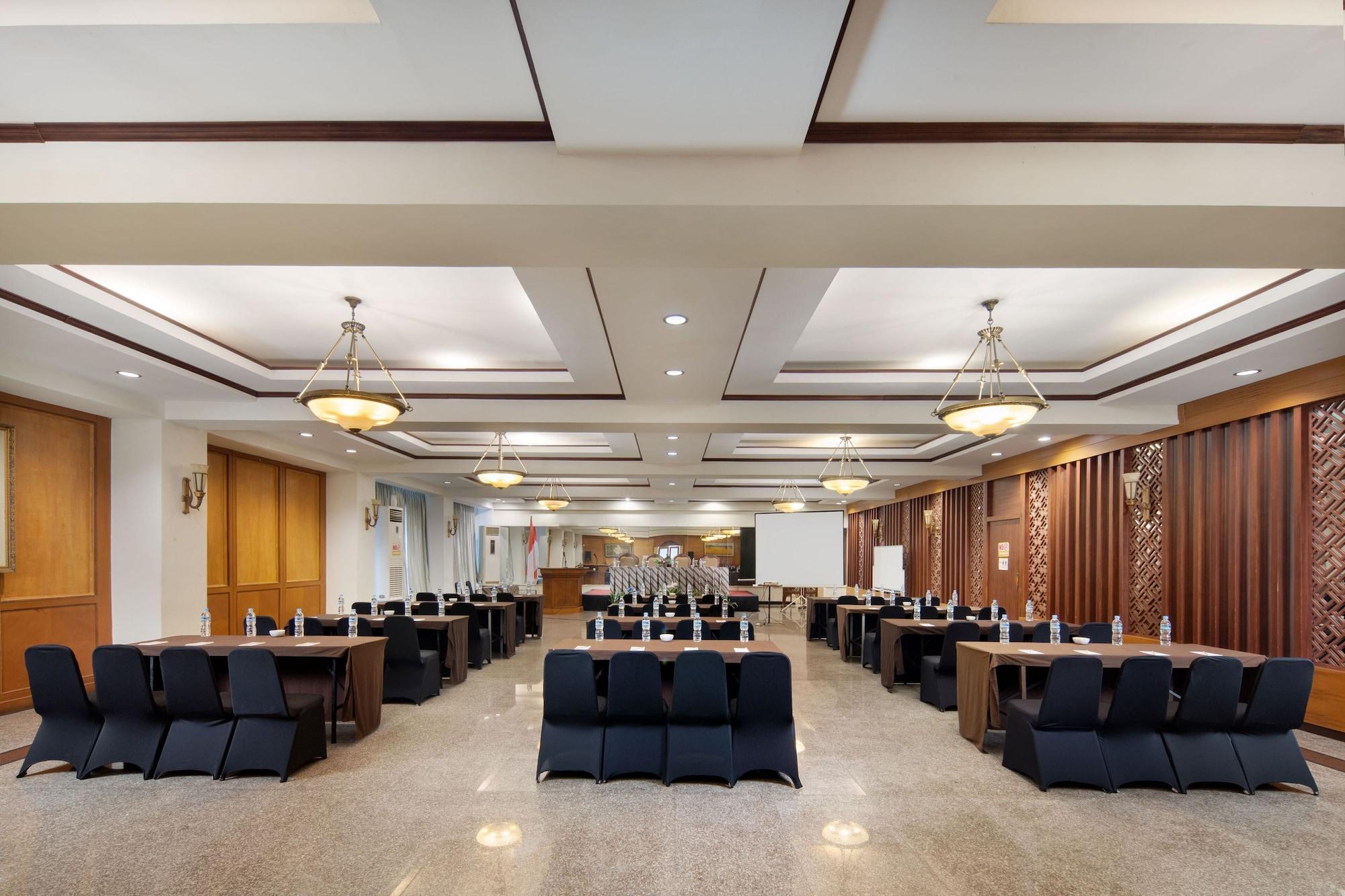 Sala de Reuniones Royal Hotel and Convention Tretes