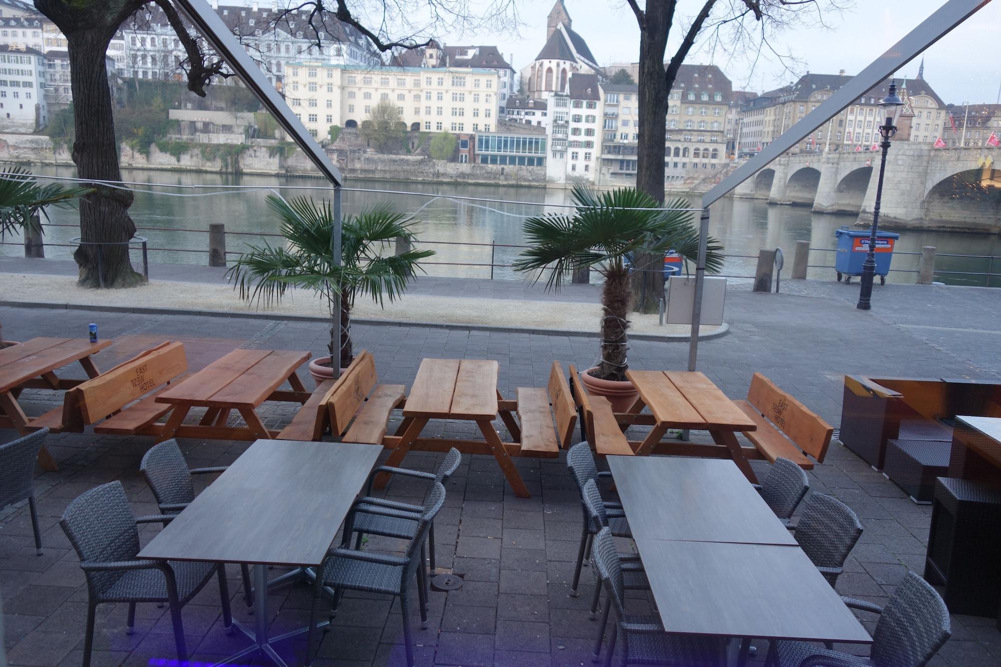 Restaurant East-West Riverside Hotel